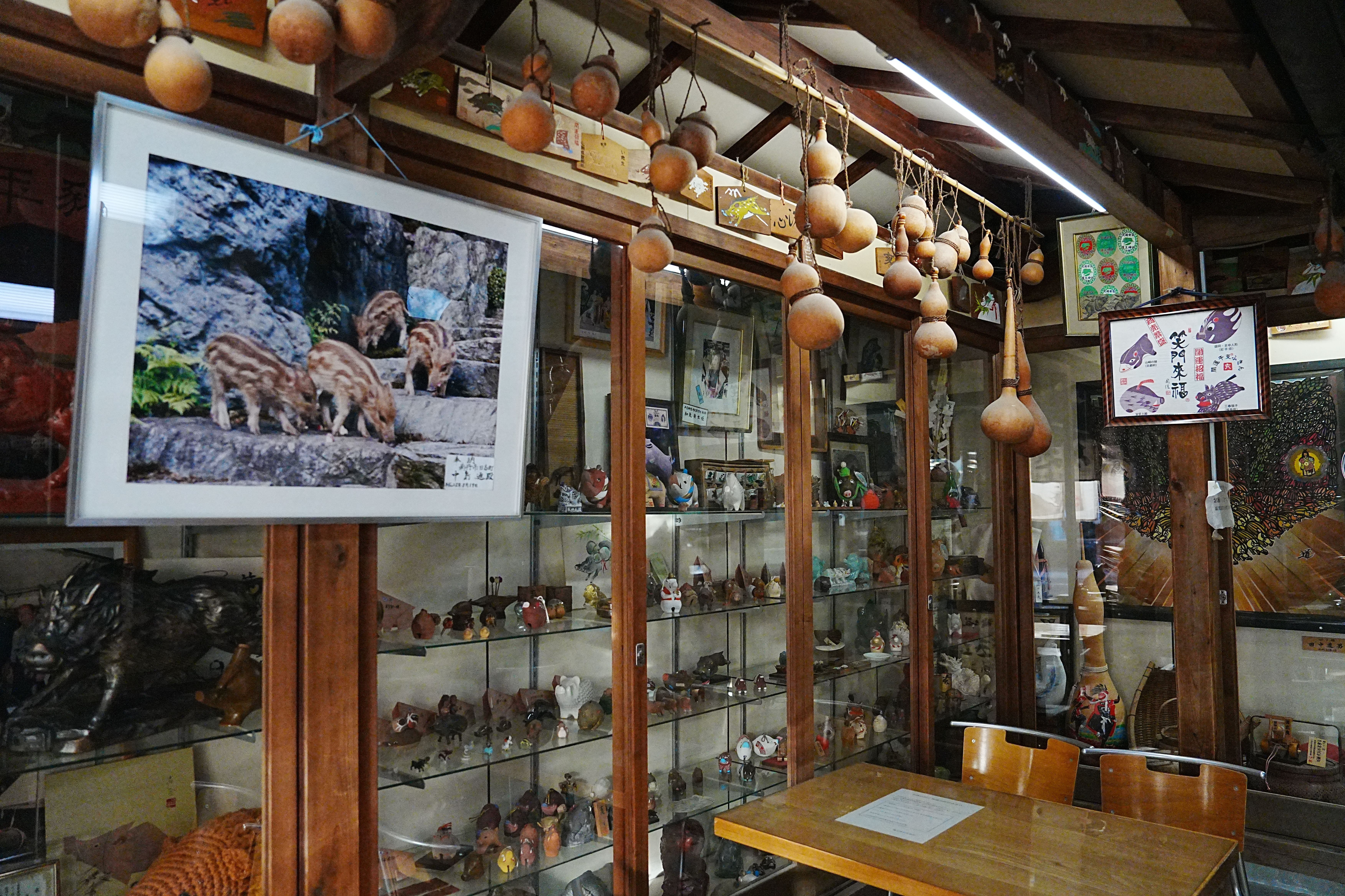 DSC03760護王神社的休息內展示多件靈豬小物。.JPG