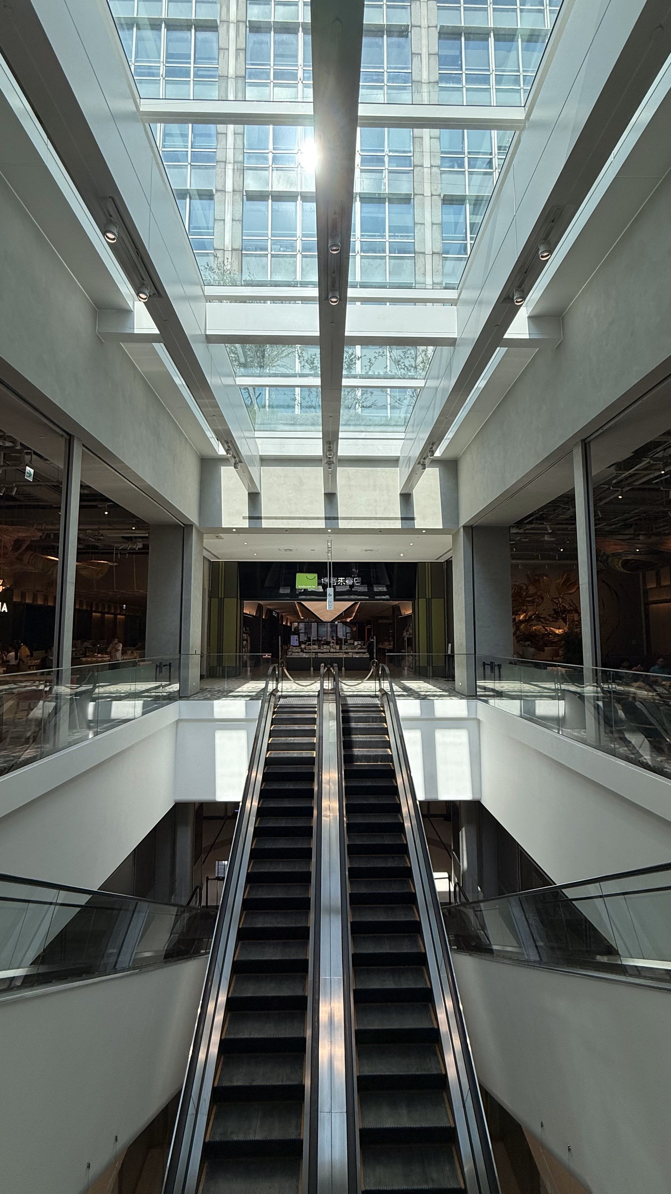 全台最大Starbucks Reserve進駐Dream Plaza + 全球首家「博客來」實體書店- Fly GBA