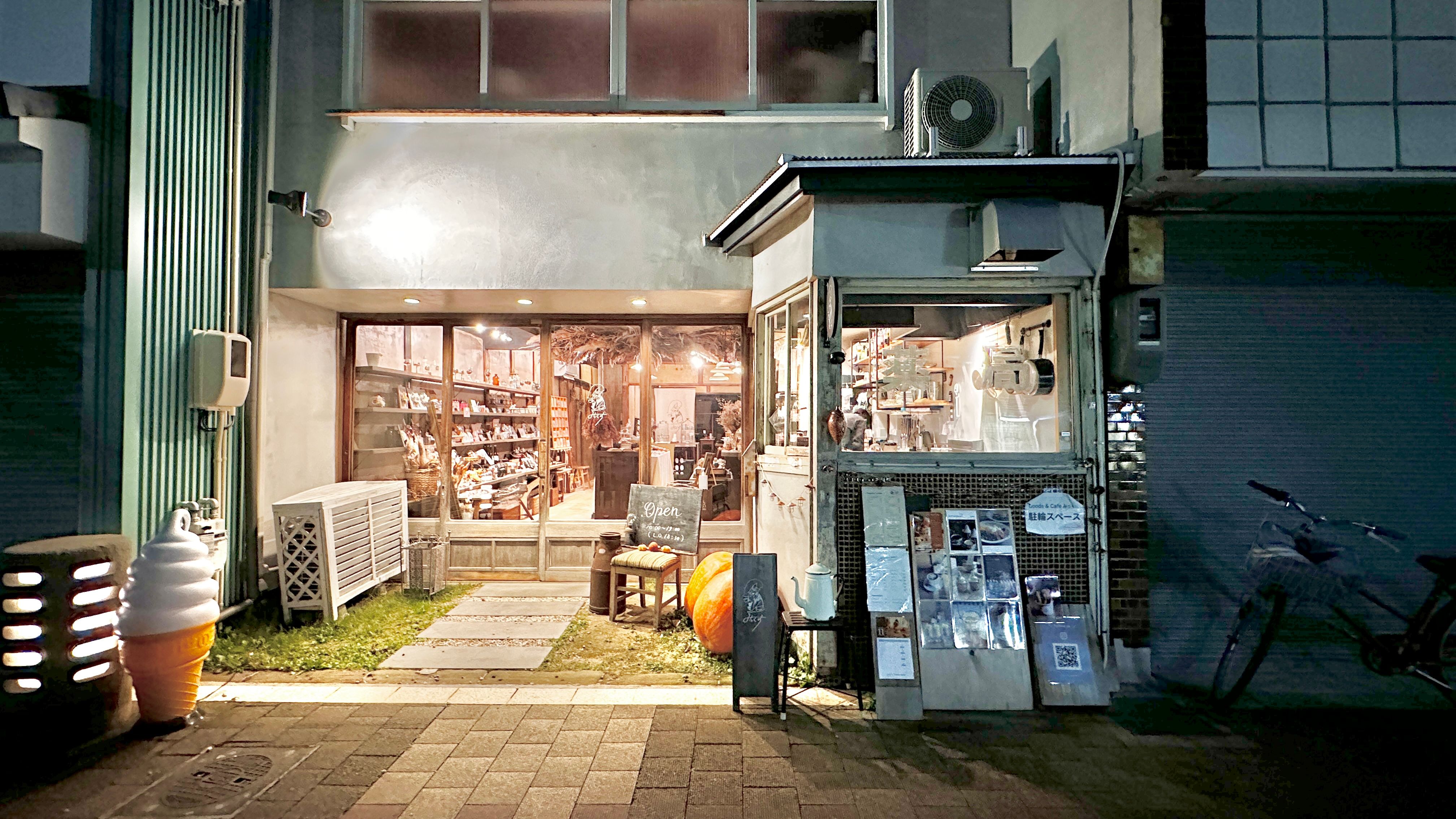 Goods&Cafe みっくす 改裝自130年老藥局，店面保留了一塊原裝的玻璃窗。.jpg