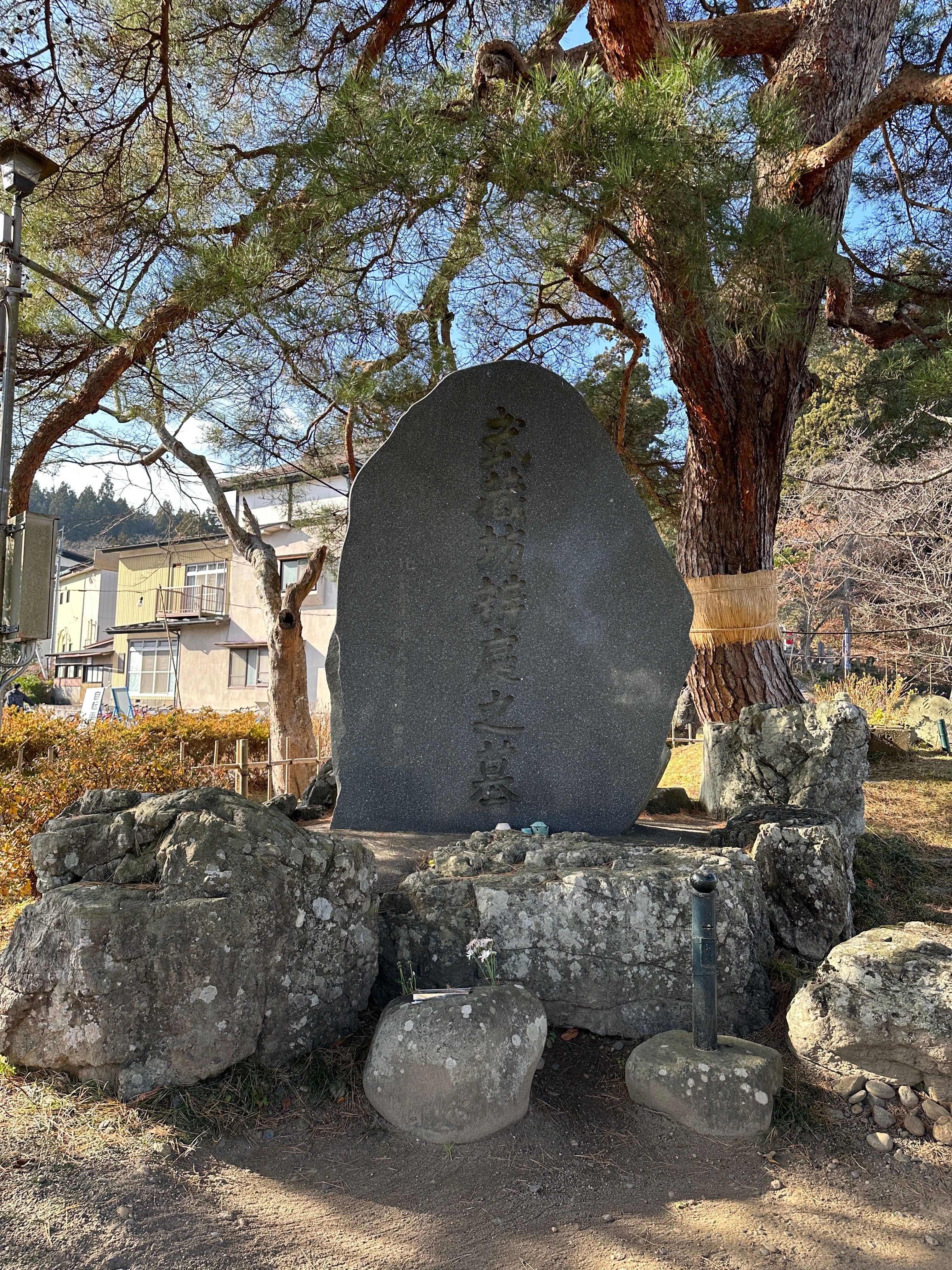 IMG_3213中尊寺巴士站旁邊有一塊寫有「武蔵坊辨慶之墓」的大石碑，相傳是日本平安時代源義經的忠臣蔵坊弁慶(辨慶)之墓。.JPG