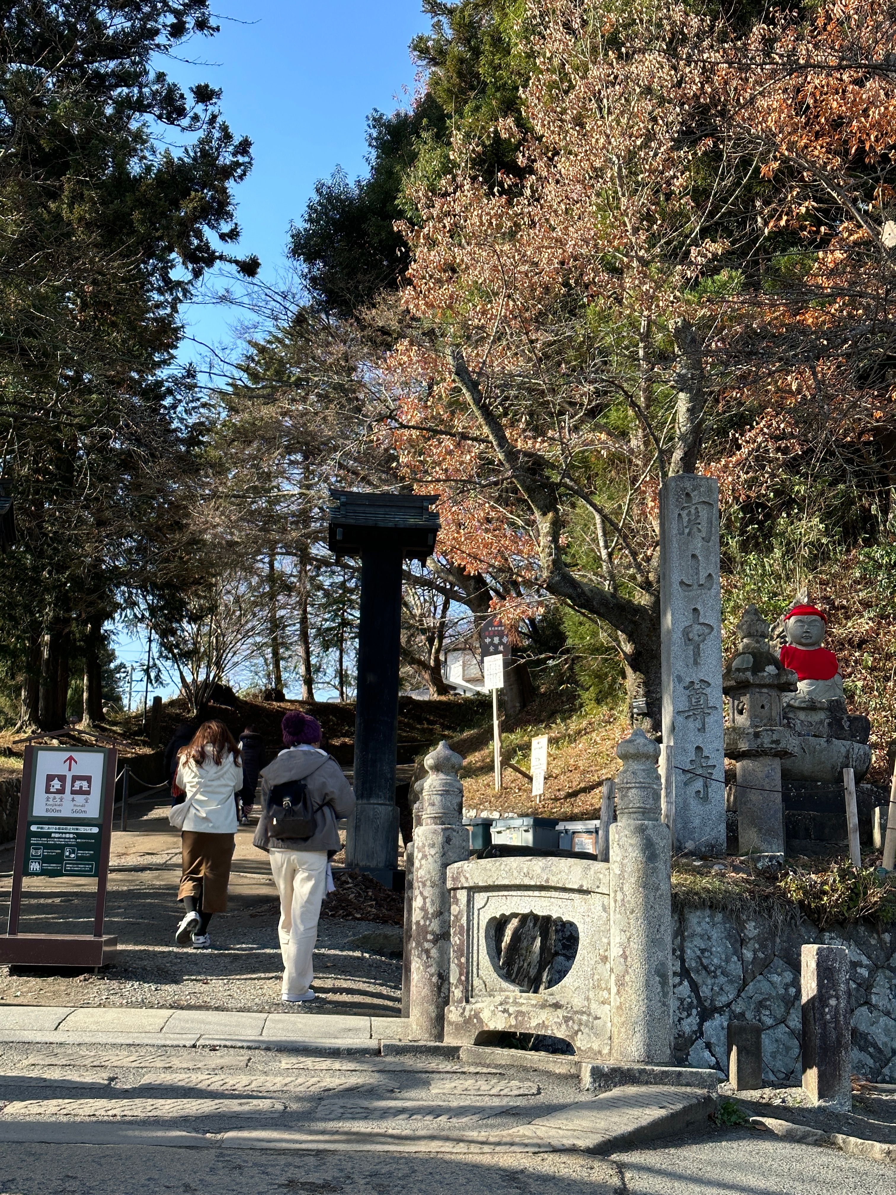 IMG_3216中尊寺參道「月見坂」長約800米，坡度不陡但有點長，沿路會經過弁慶堂、地藏堂、藥師堂，之後便會抵達本堂、金色堂和讚衡藏。.JPG