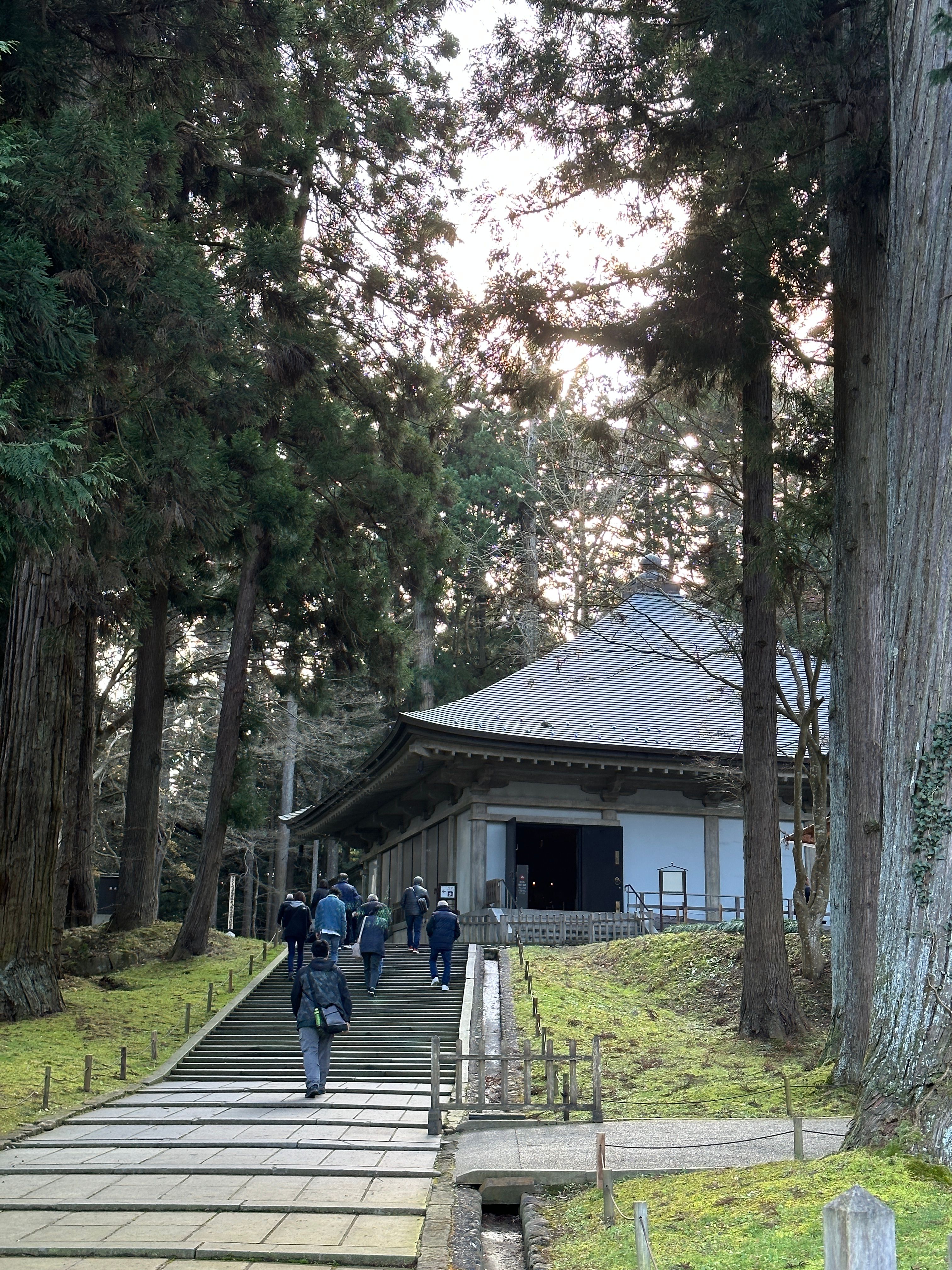 IMG_3350金色堂是中尊寺創建以來，唯一一座仍安好保存至今的建築物。.JPG