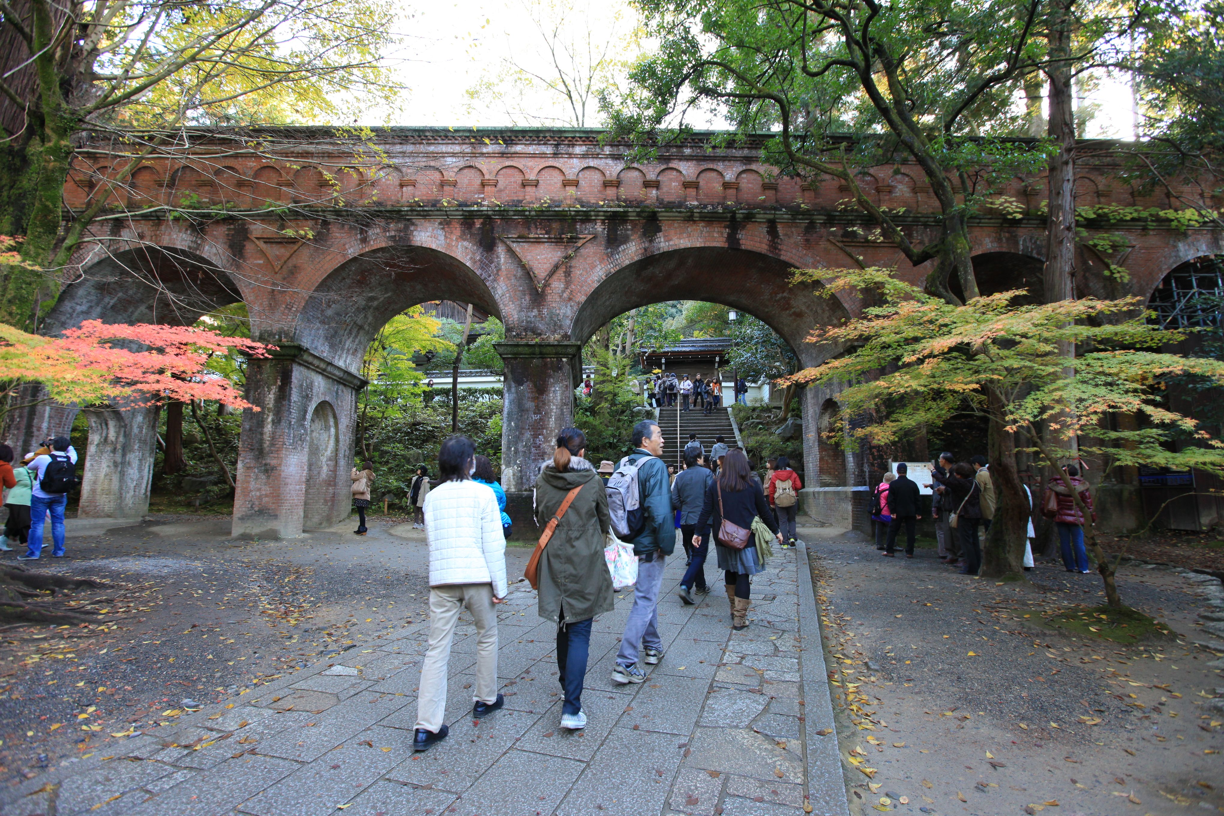 IMG_4778每年秋天遊客除了到南禪寺賞楓外，還會到「水路閣」欣賞充滿古代羅馬風格的建築。.JPG