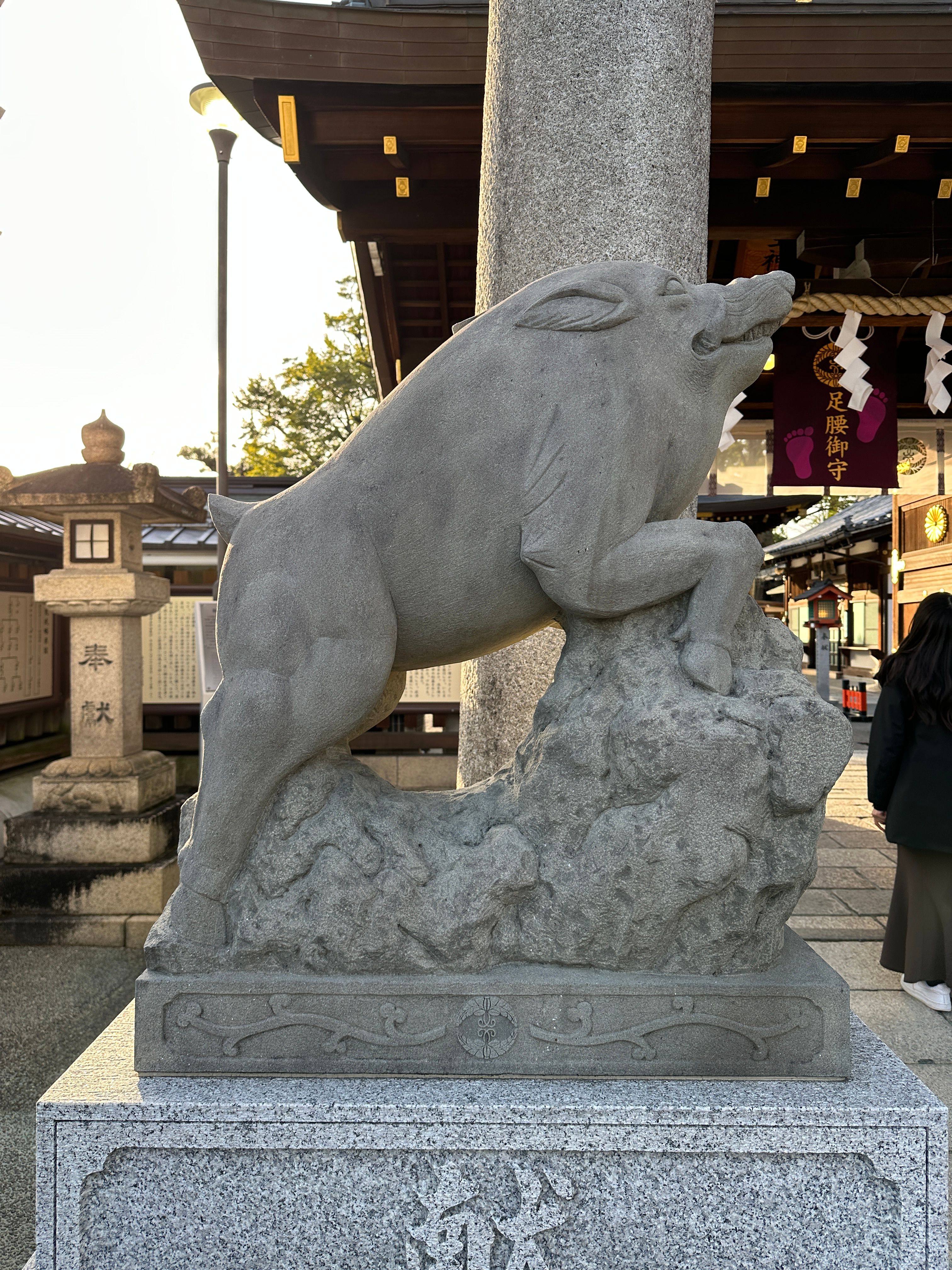 IMG_8809神社內的所有雕像、繪馬、擺設幾乎全部都是野豬。.JPG