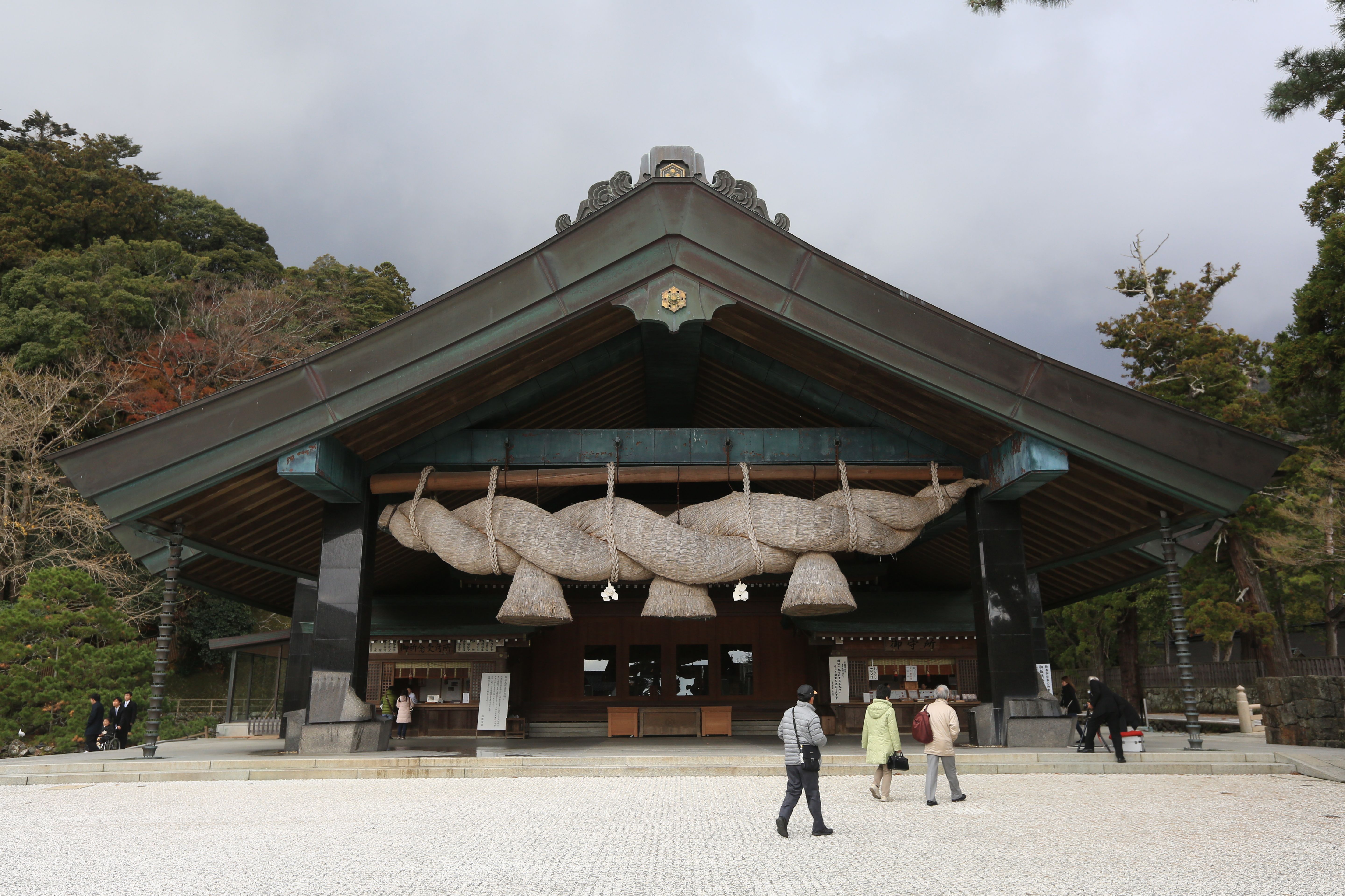 MAY_4307出雲大社的主要神社建築物已獲列為國寶，其中神樂殿前懸掛的注連繩重5.2噸。.JPG