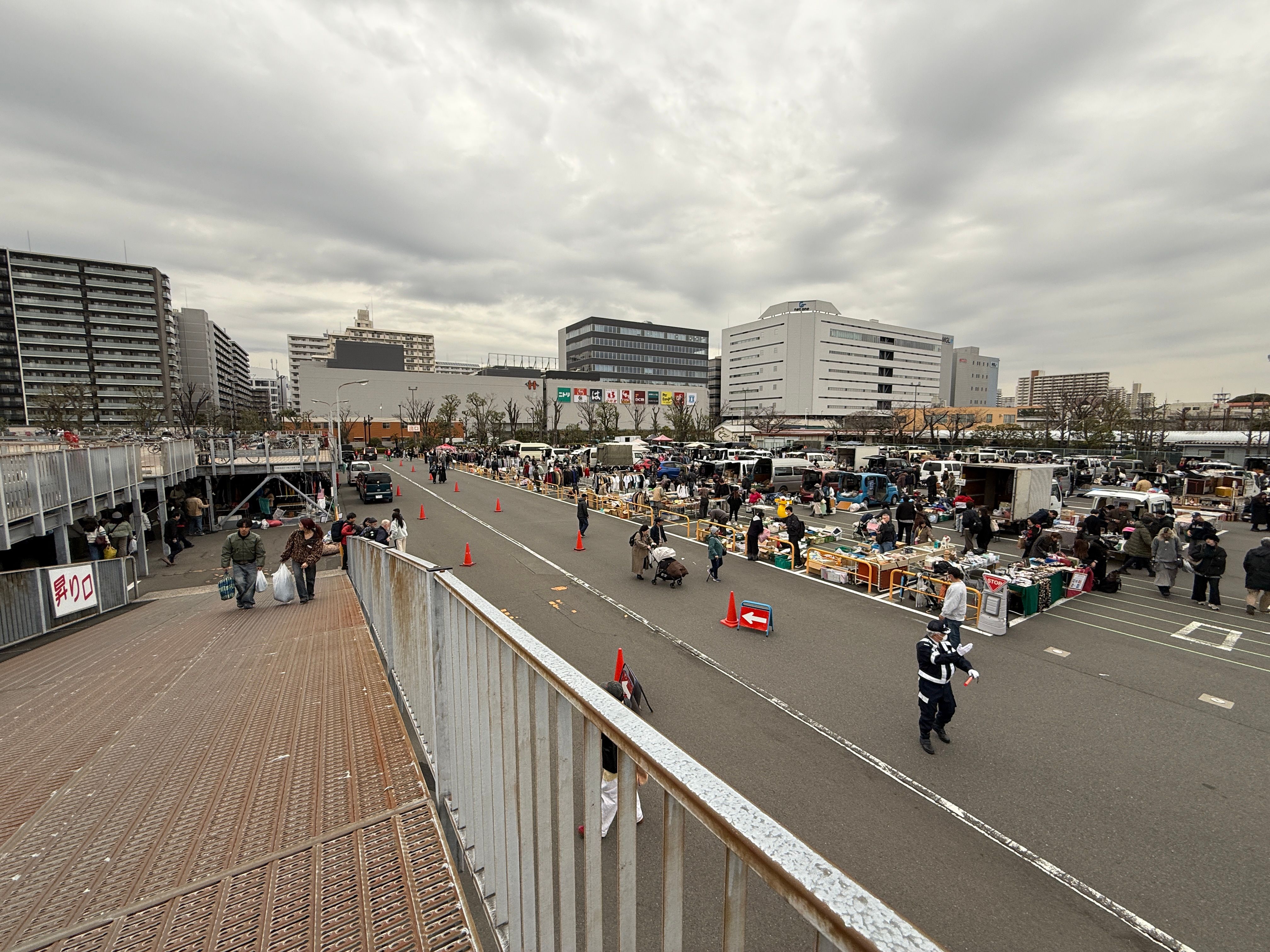 大井競馬場「Tokyo City Flea Market」場地寬敞.JPG