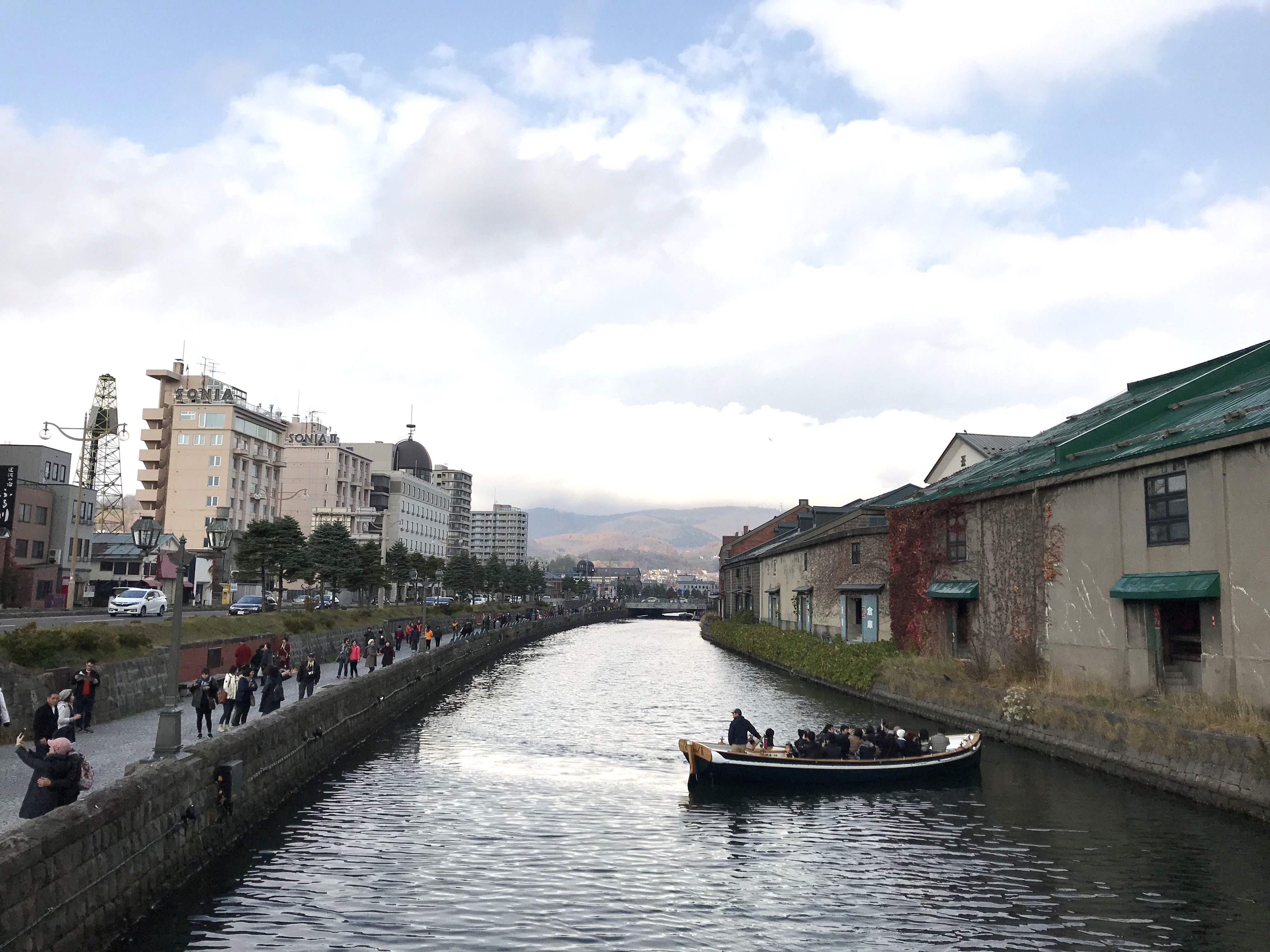 深秋的小樽運河，遊人或在步行道漫步，或乘遊覽船欣賞小樽的風景。.jpg