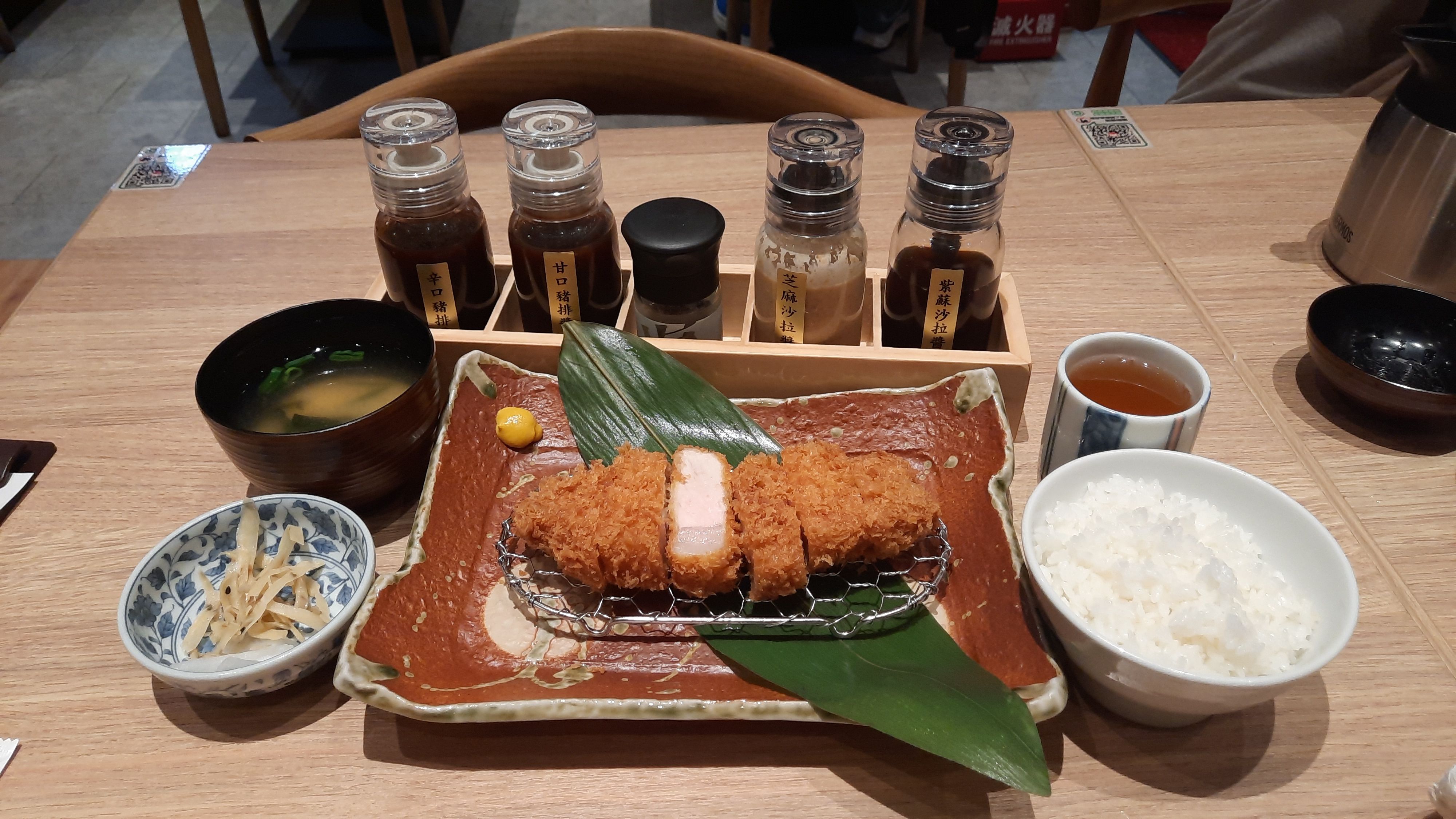 台北大巨蛋裡的「日式勝勢豬排」餐廳的豬排定食.jpg