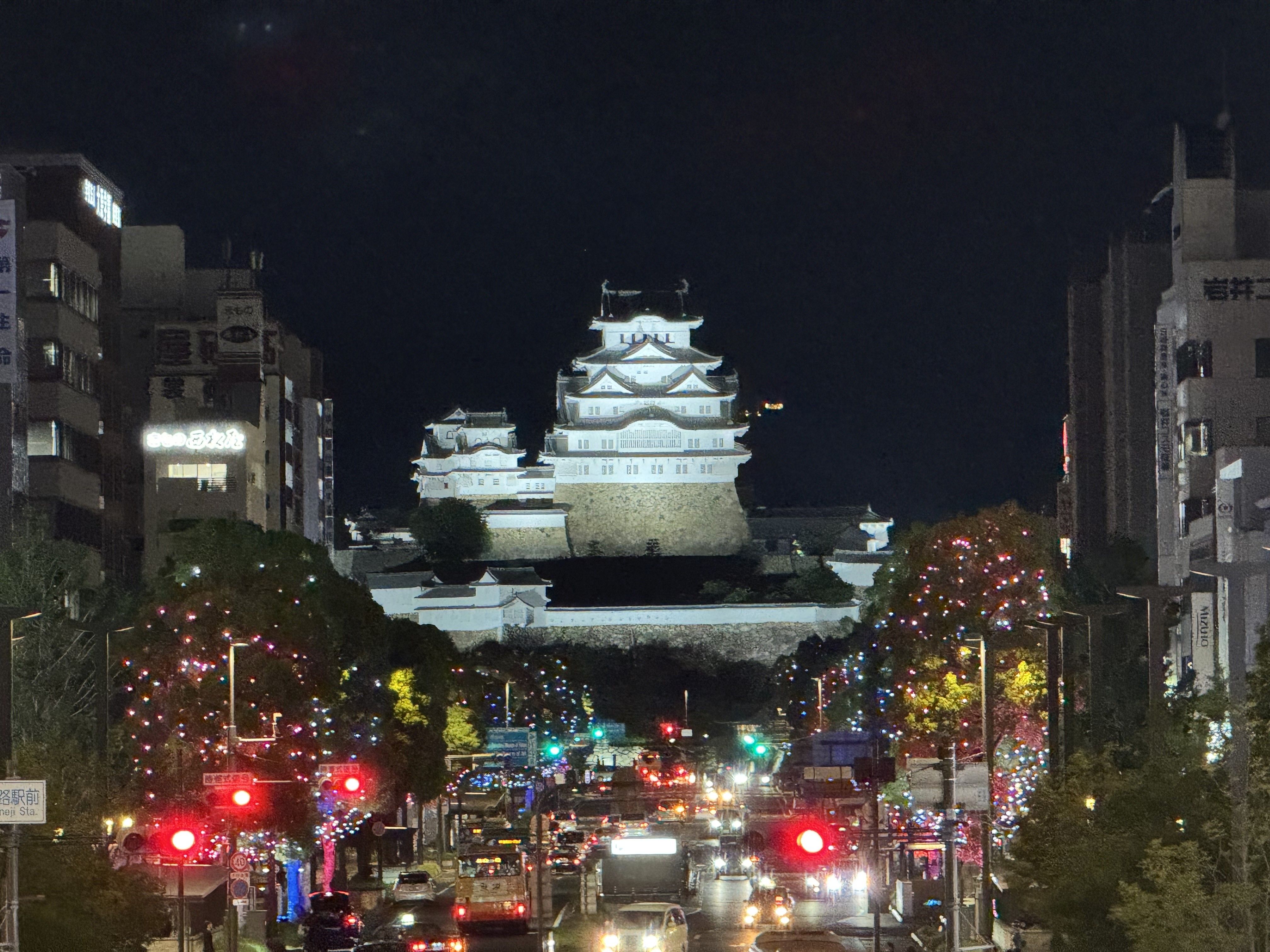 入夜後在燈光襯托下的姬路城,別有一番景致。.jpg