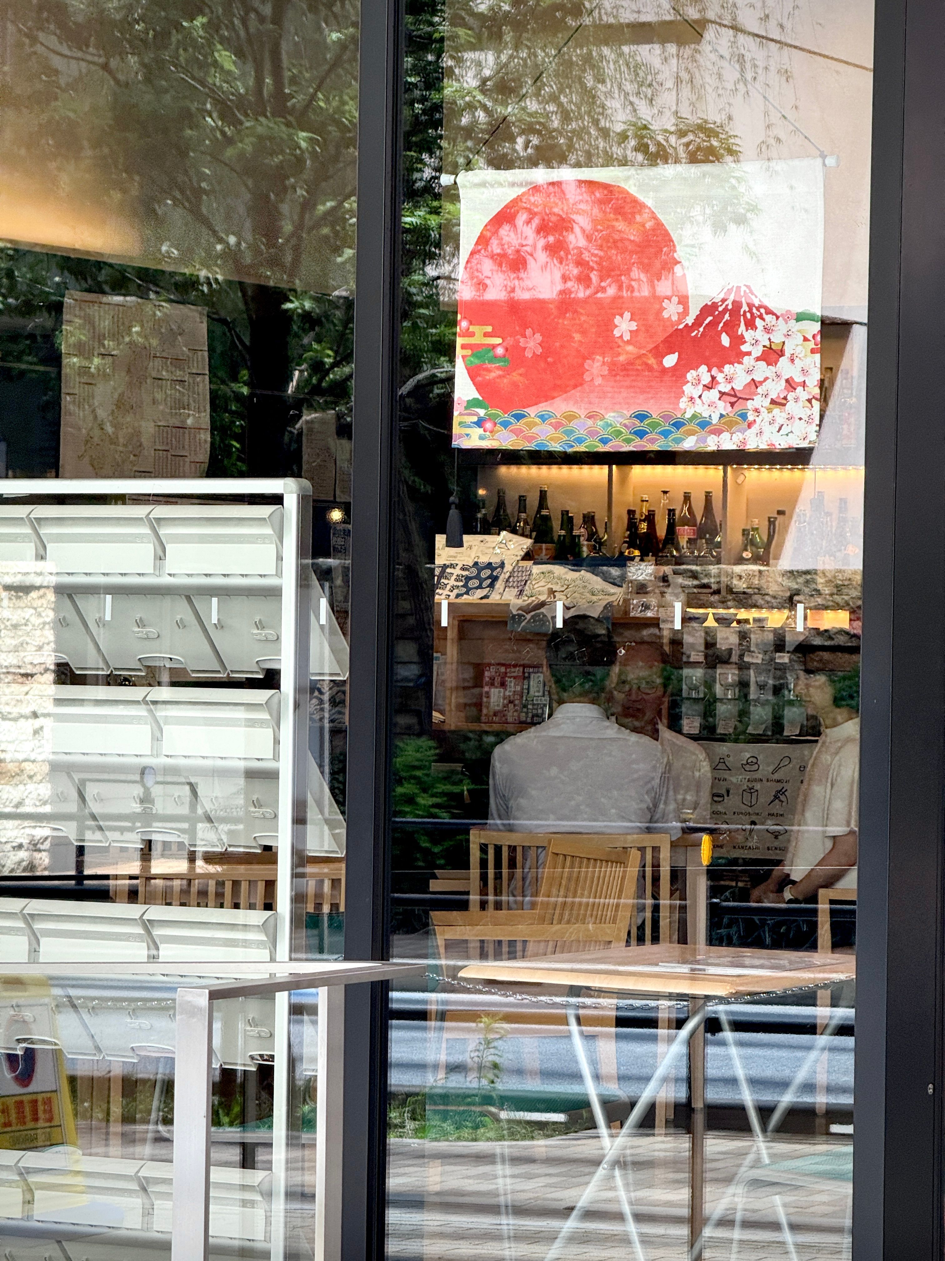 館長有時會在店內「打躉」,和業界人士討論業務.jpg