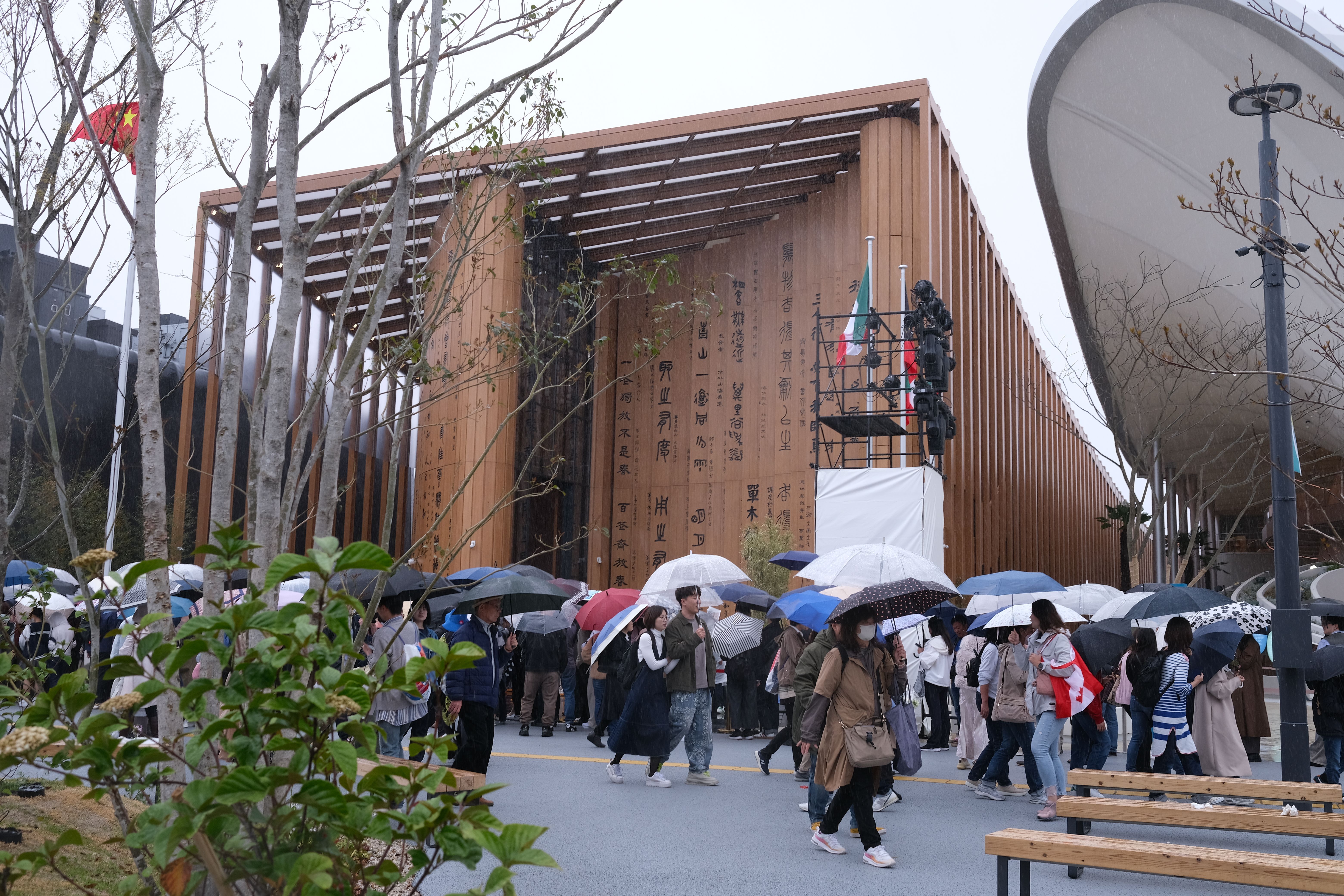 必去中國館！以「中華書簡」為設計靈感，門口長期大排長龍。.JPG