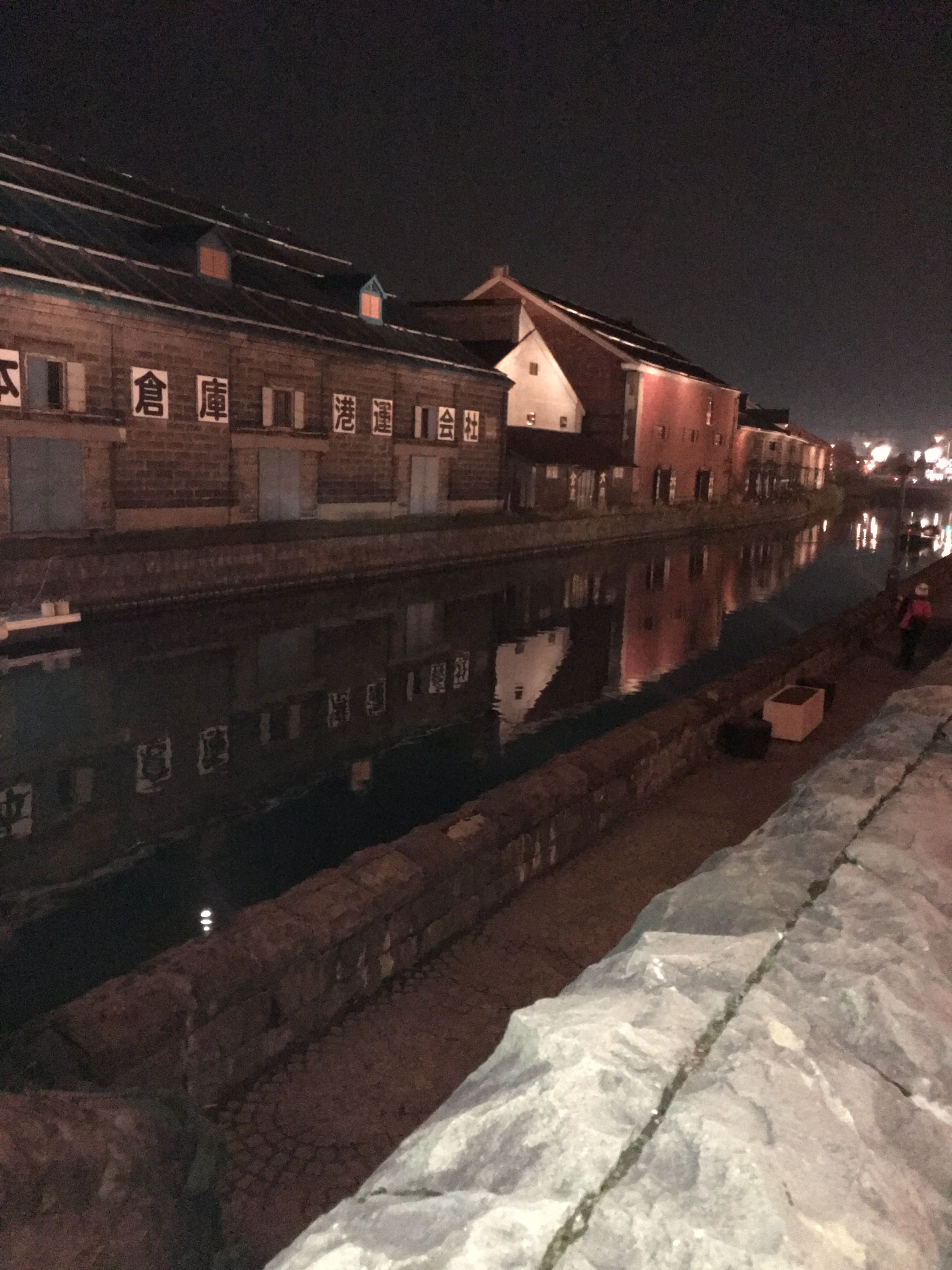 白雪為小樽運河散步道裝飾。.jpg