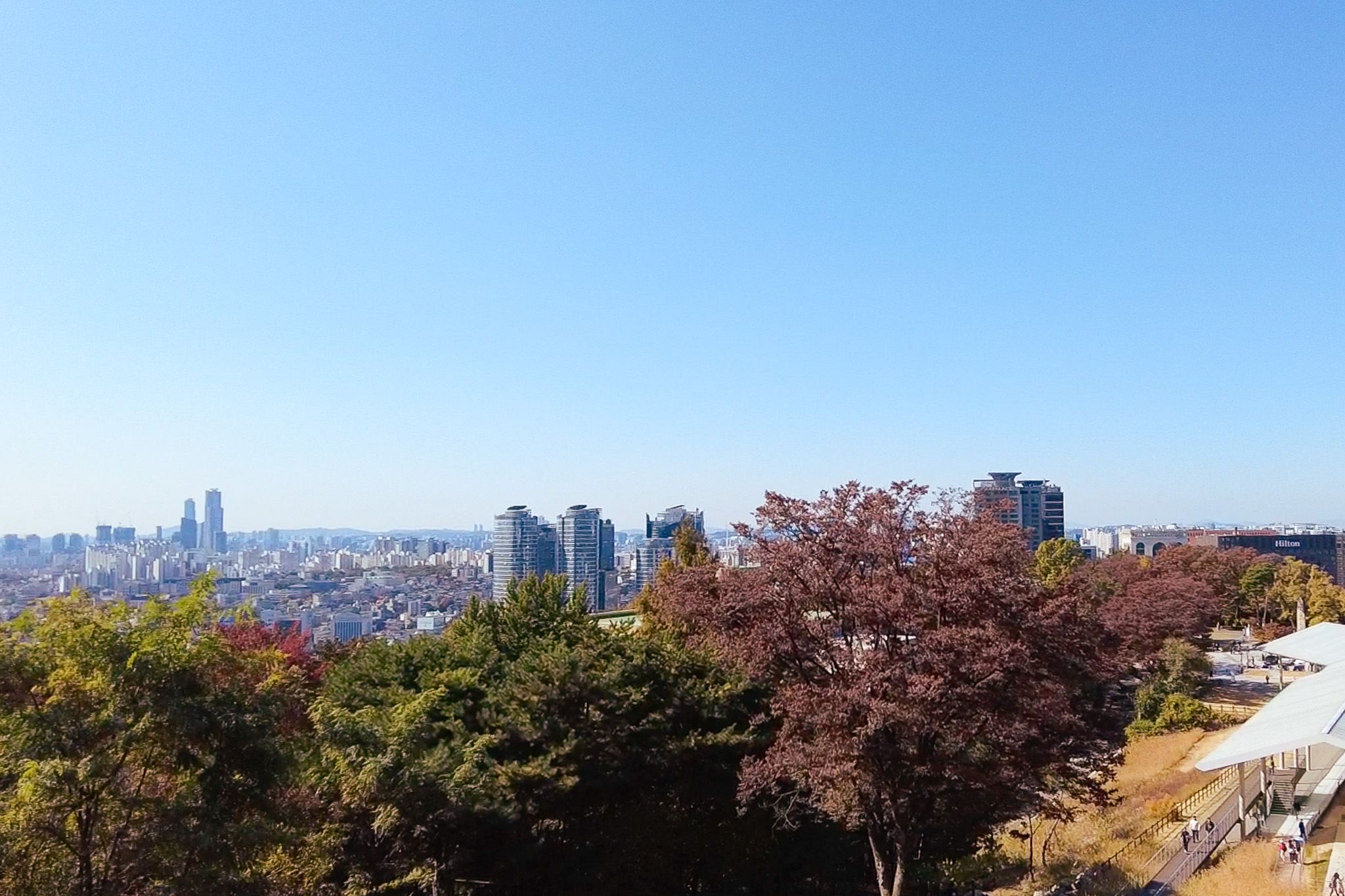 登上「南山」的途中，首爾的天際線經已出現。.jpg