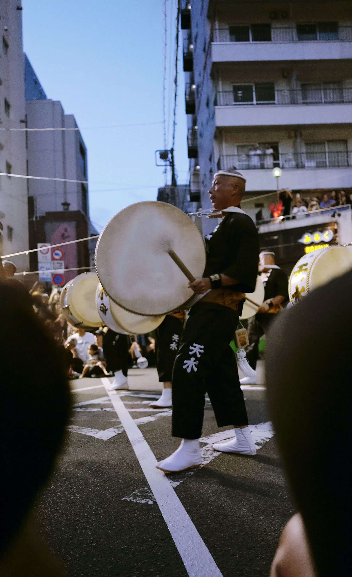 棍棍有力的「男踊り」男性舞者。.jpg