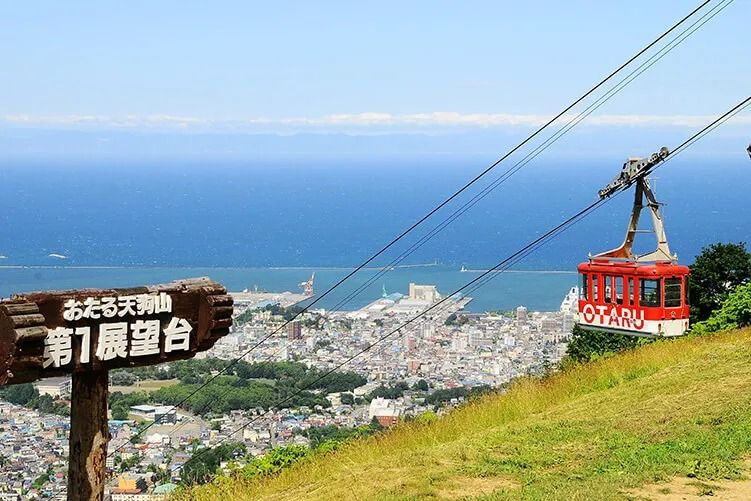 乘坐纜車到天狗山山頂，俯瞰小樽景色。(官網相片).jpg