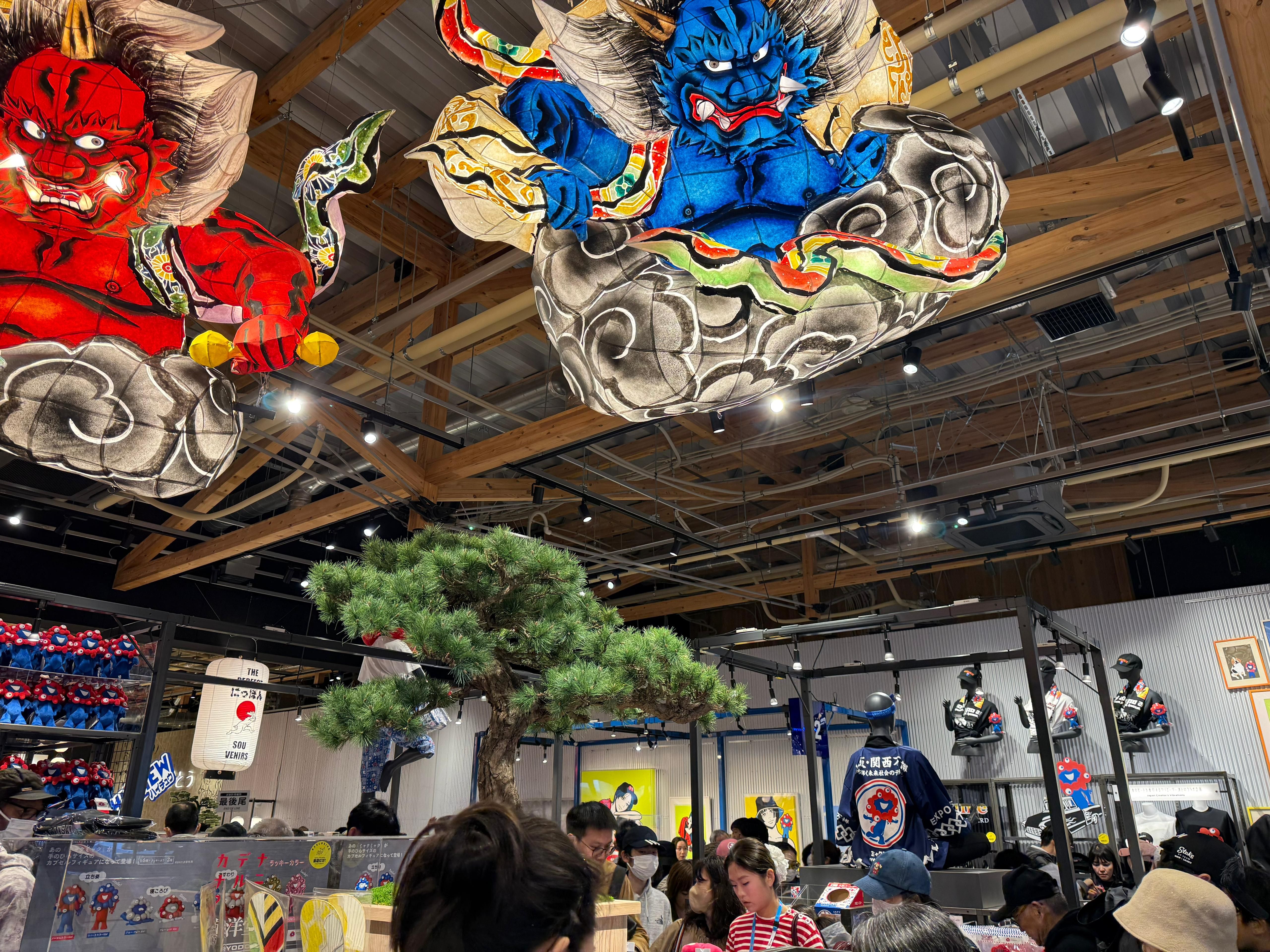 商店內人頭擁擁。.jpg