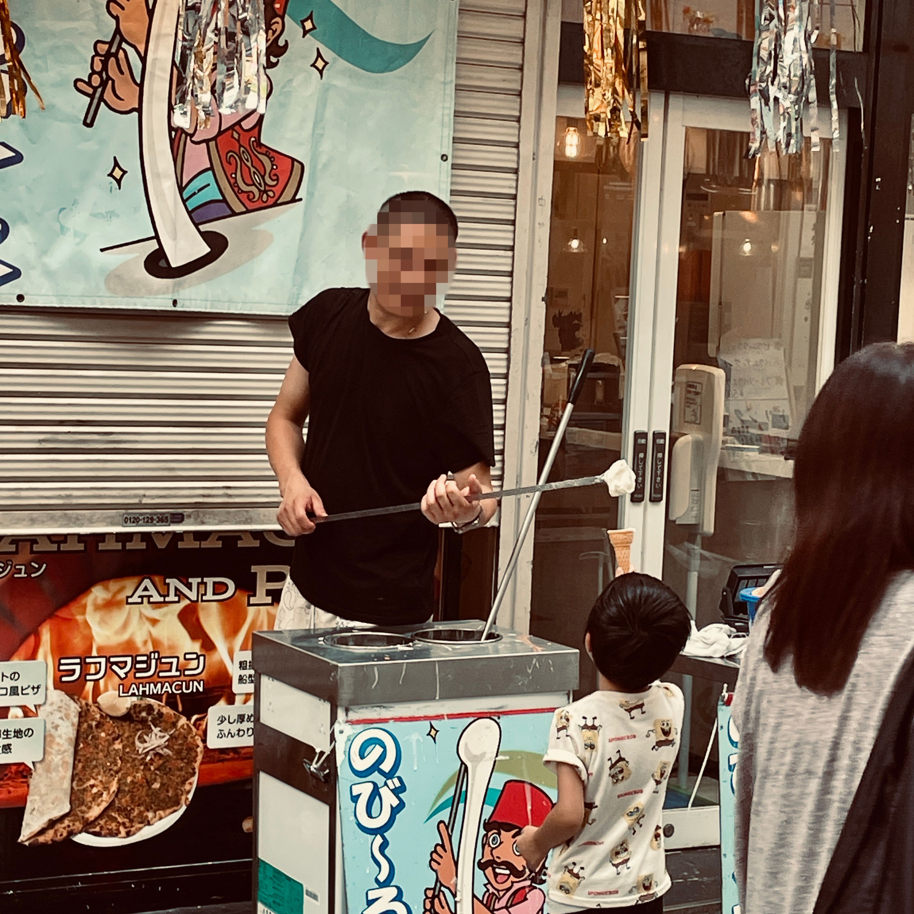 店員和小朋友大玩傳統土耳其雪糕。.jpg