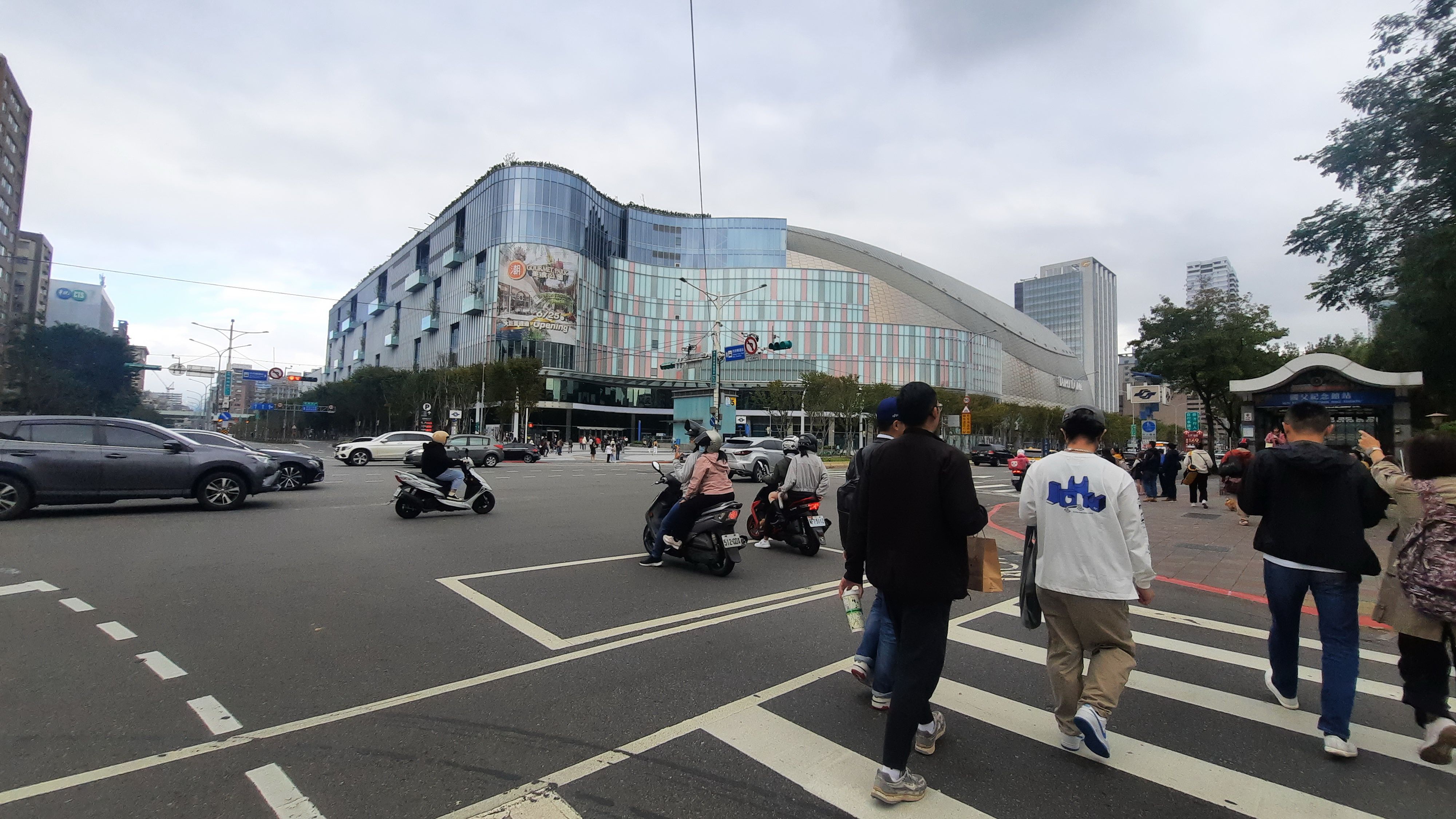 台北大巨蛋外觀.jpg