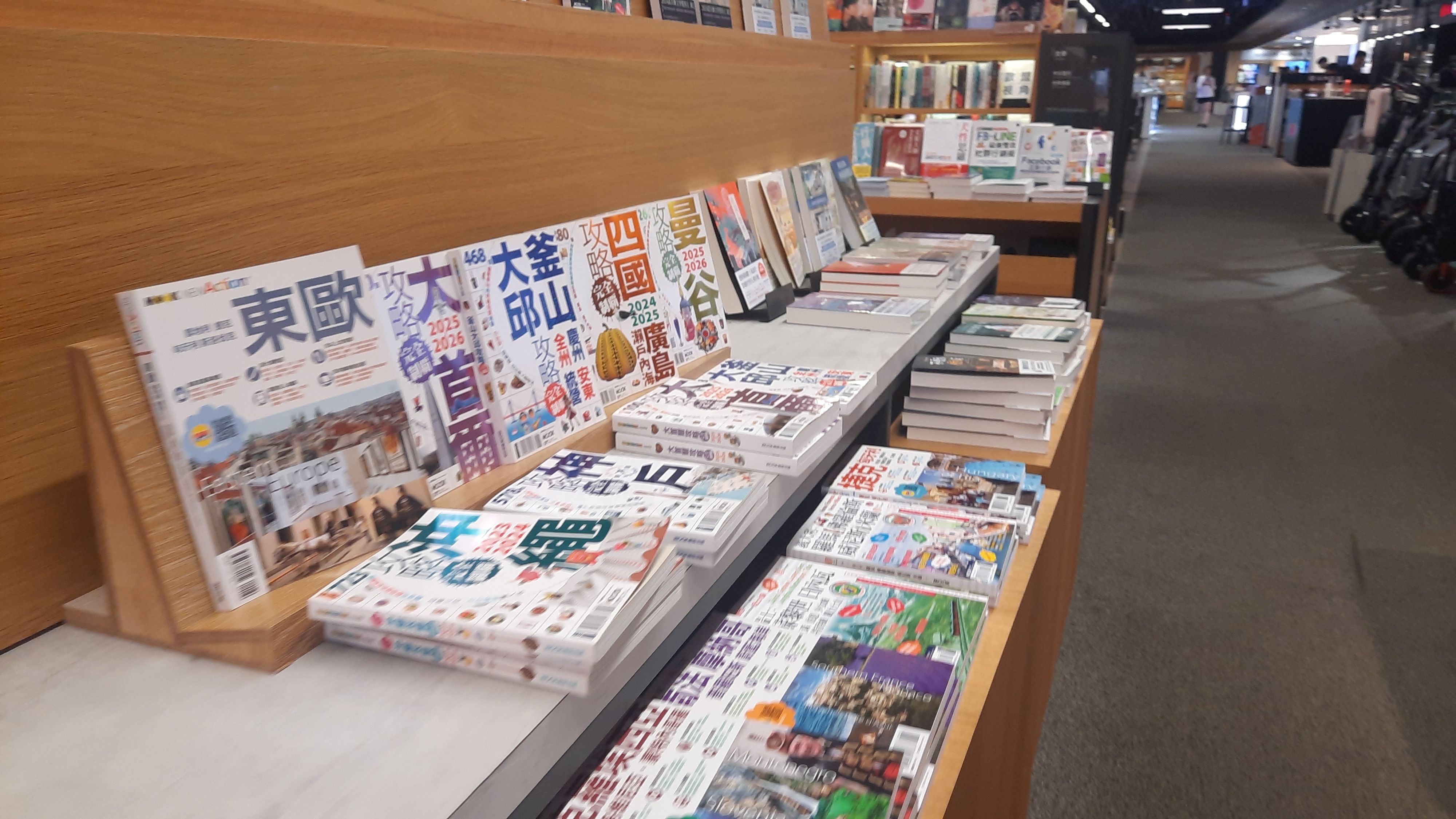 法雅客的旅遊書又多又新。.jpg