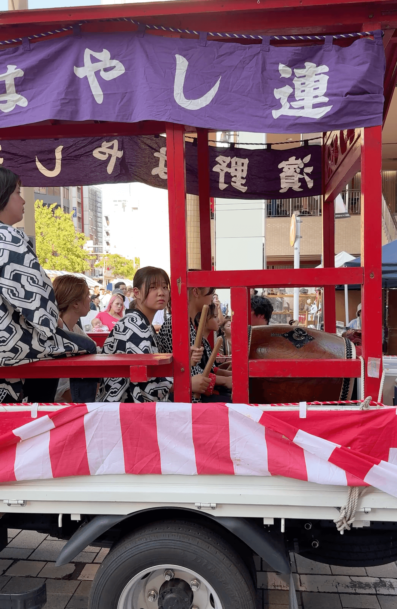 車上的太鼓手引領『神轎』 前進.png