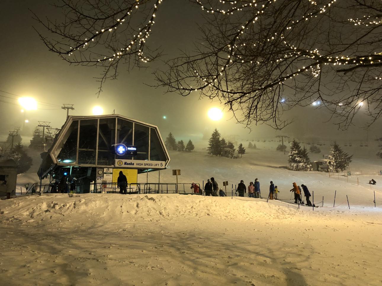 苗場滑雪場設有夜間滑雪.jpg