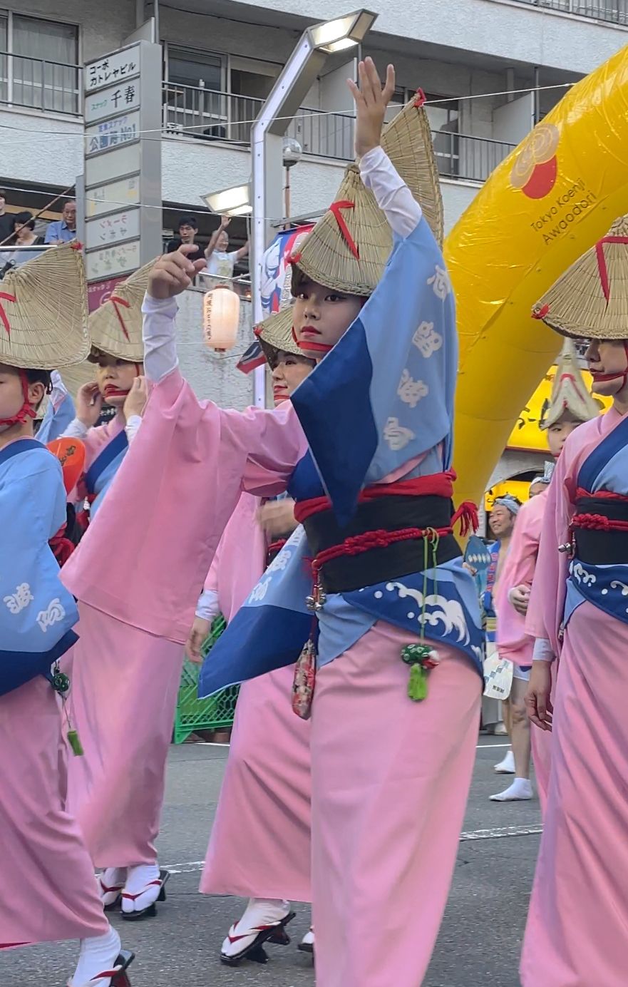 充滿魅力的「女踊り」女性舞者。.jpg