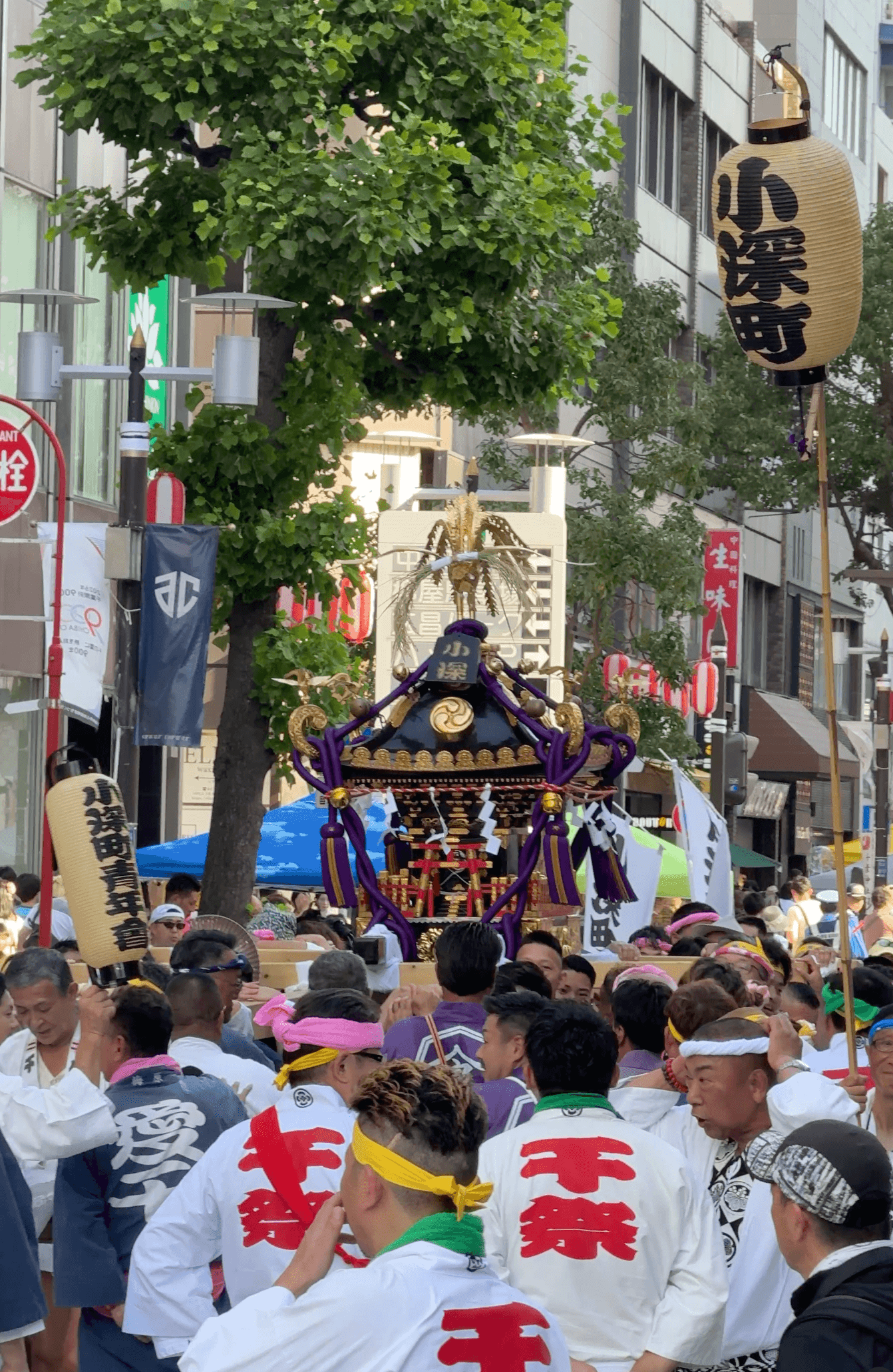 神轎由地區神社借出，配合地區團體「抬舉」.png