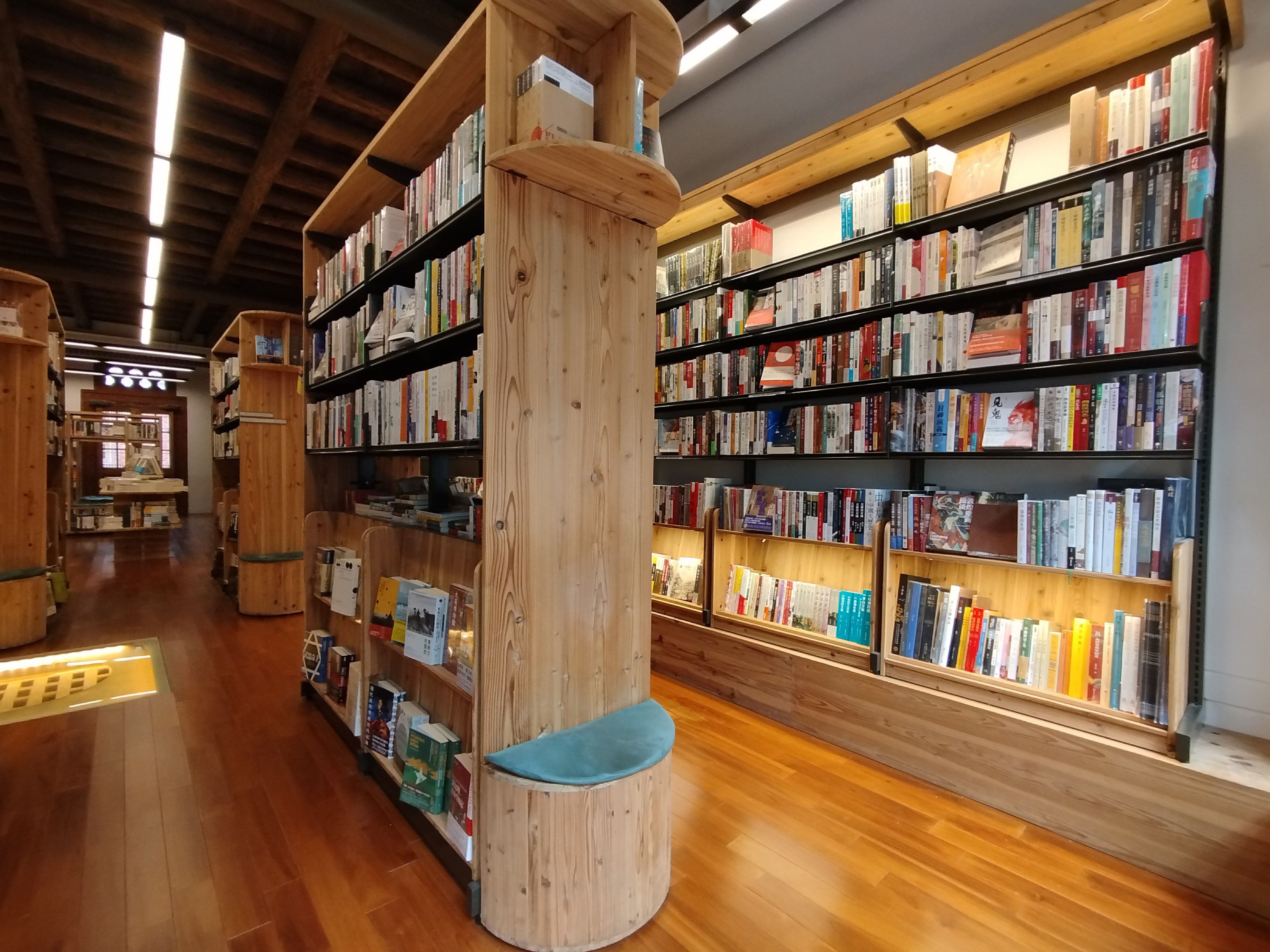 郭怡美書店的藏書分類細緻且多元，像圖書館一樣。.jpg