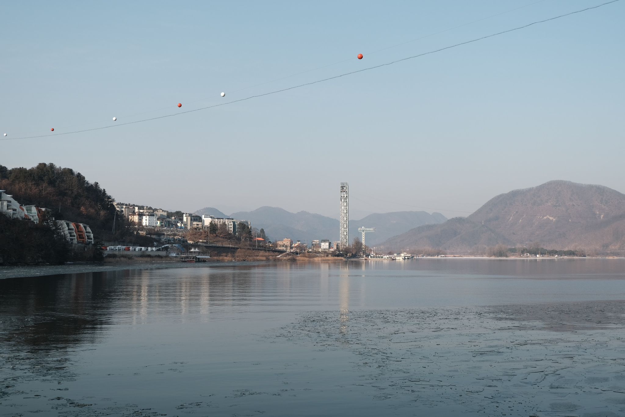 可由南怡島碼頭轉乘渡輪或以高空滑索入島.jpeg