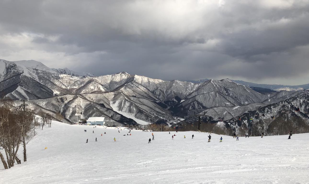 苗場滑雪場山巒起伏，風景如畫。.jpg