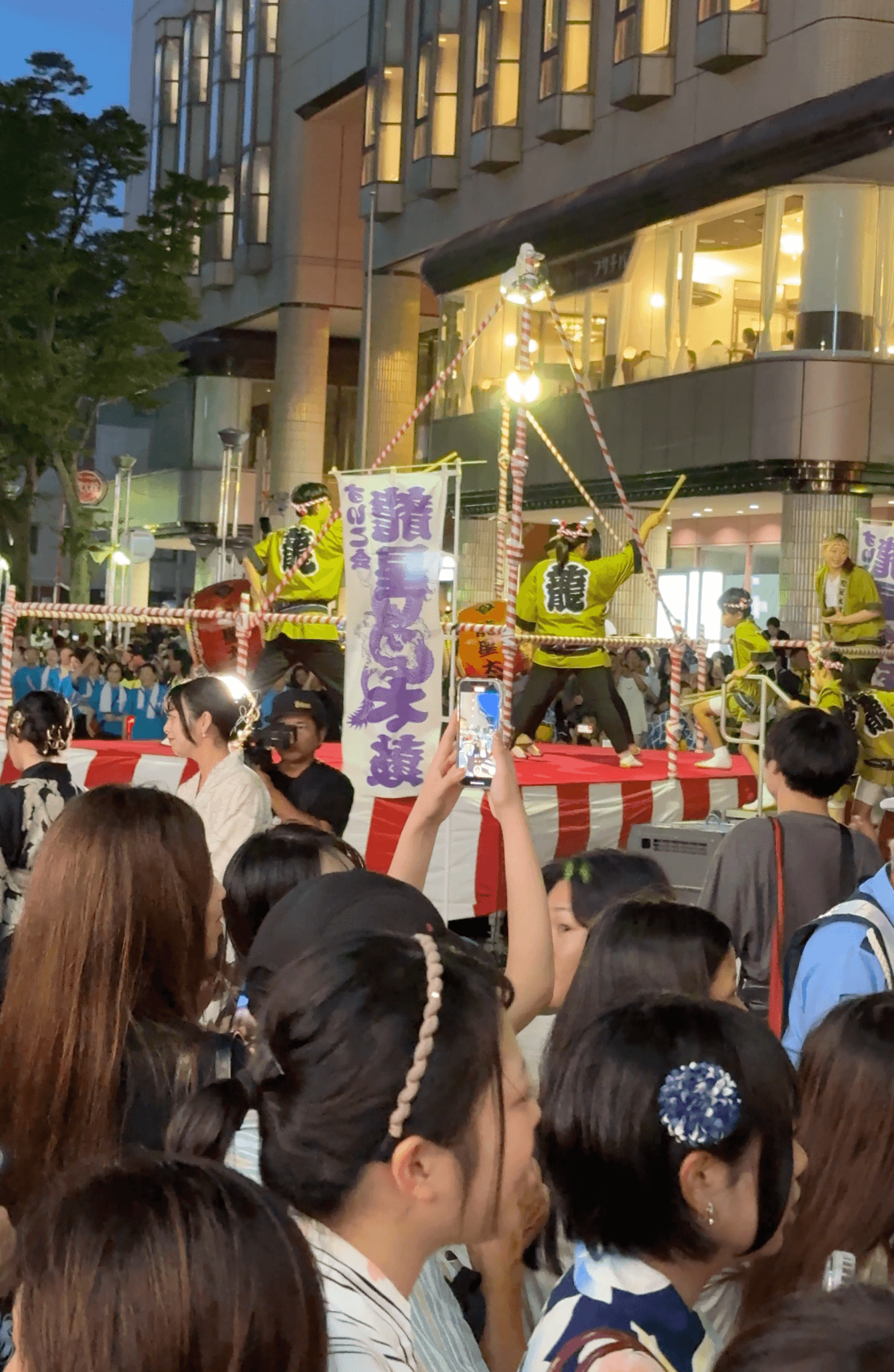 祭典進行至傍晚，街道已擠得水洩不通.png