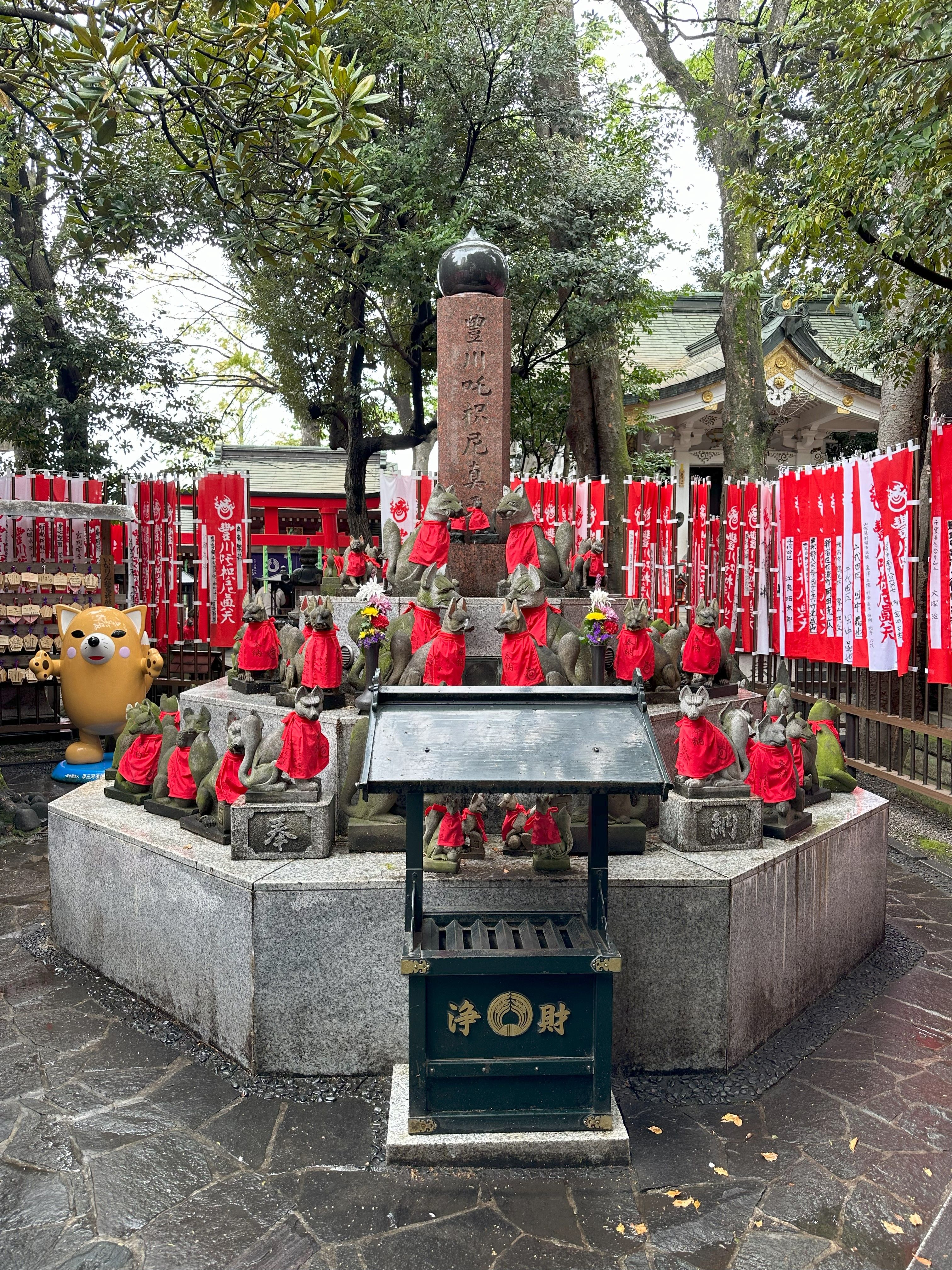 豐川稻荷東京別院內的多座狐狸石像.jpg