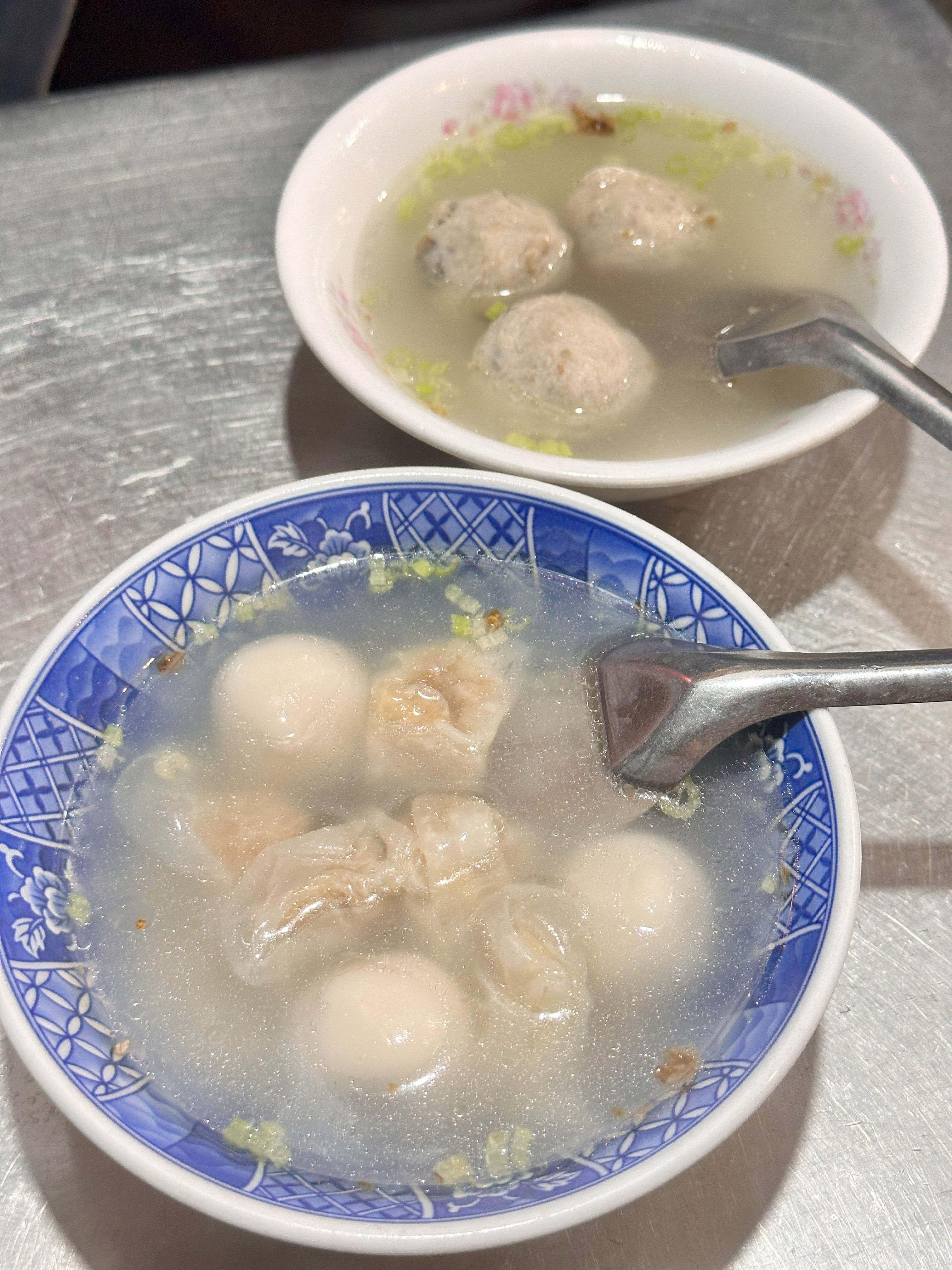 「阿文餛飩湯圓」的兩款招牌湯：餛飩鹹湯圓及貢丸.jpeg