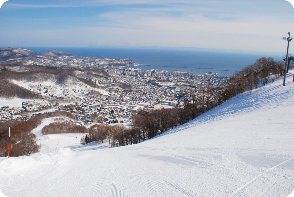 天狗山滑雪場是少有望海的滑雪場。(官網相片).jpg
