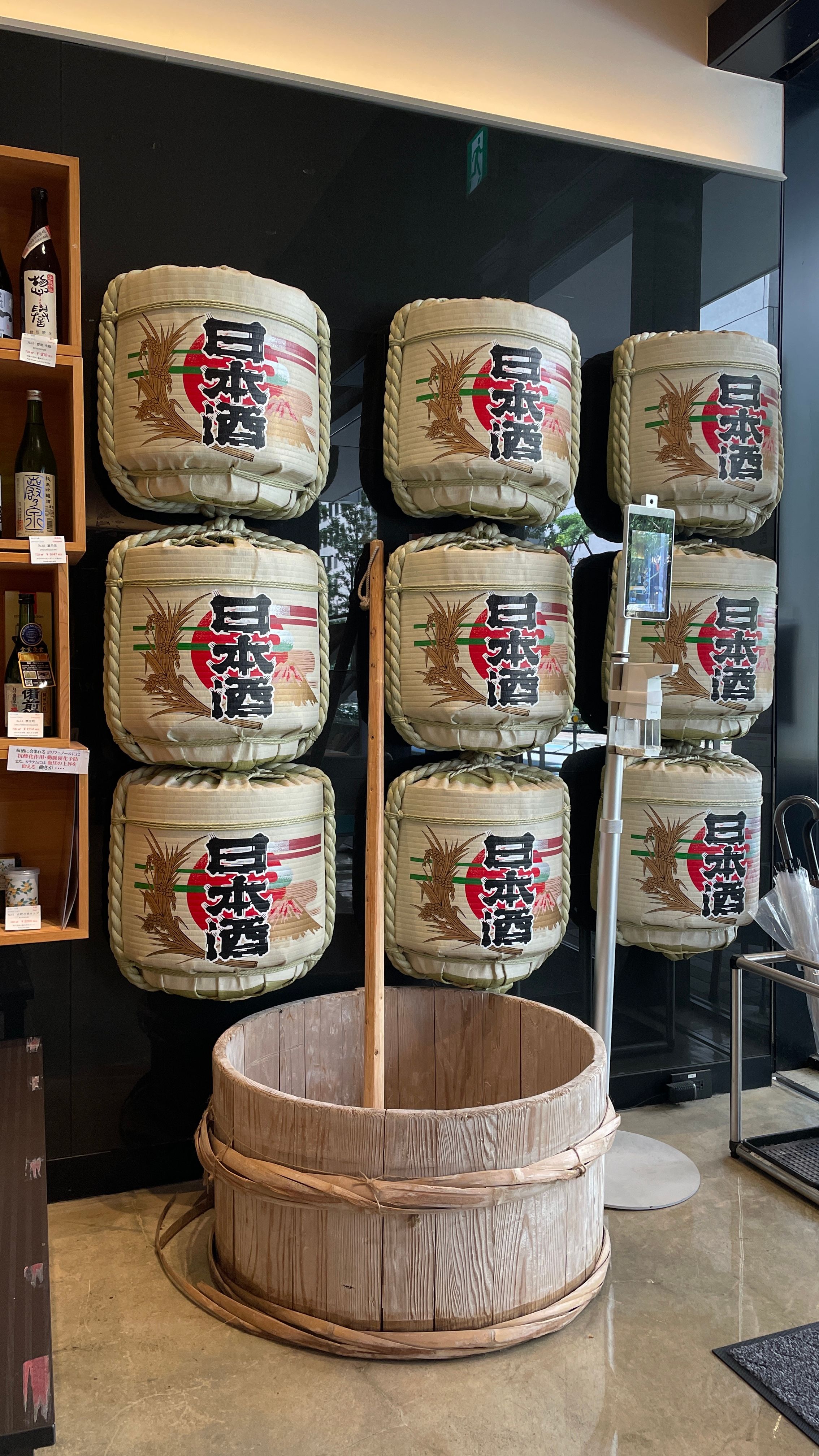 入口處放有釀酒的酒樽.JPG