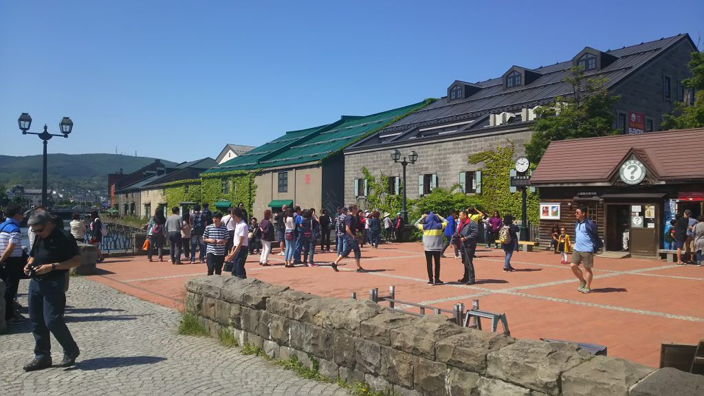 眾多遊人聚集在淺草橋町花園，以最佳角度拍攝小樽運河(官網相片).jpg