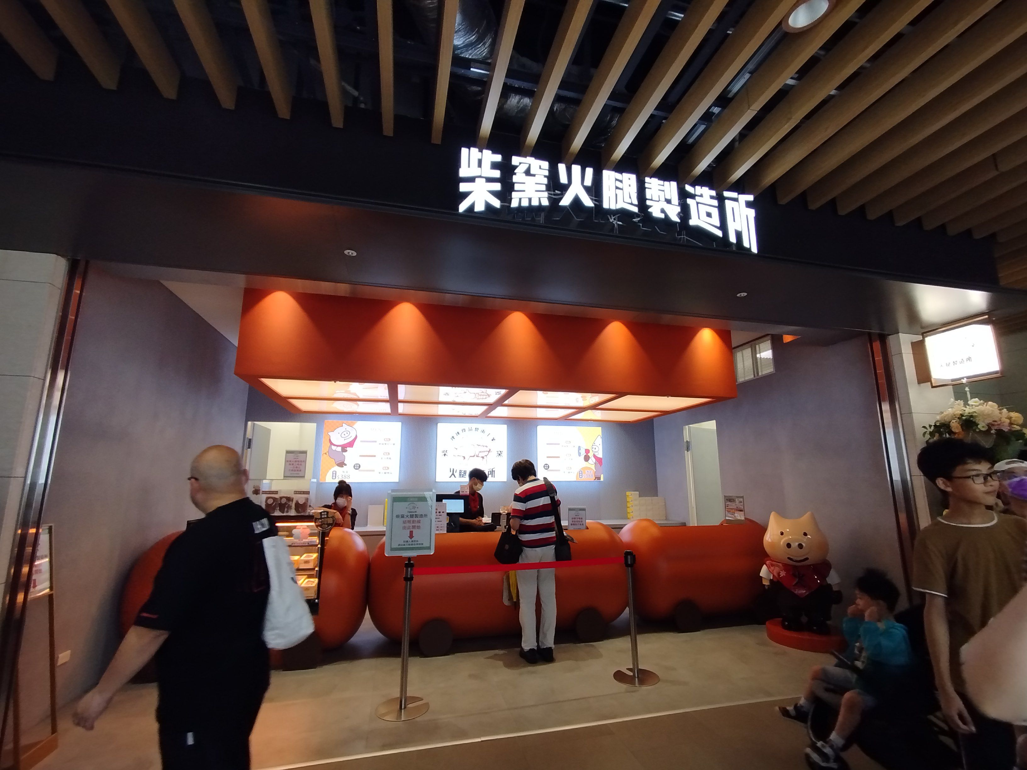 台北大巨蛋的商店，有不少台灣本土好評的食材鋪.jpg