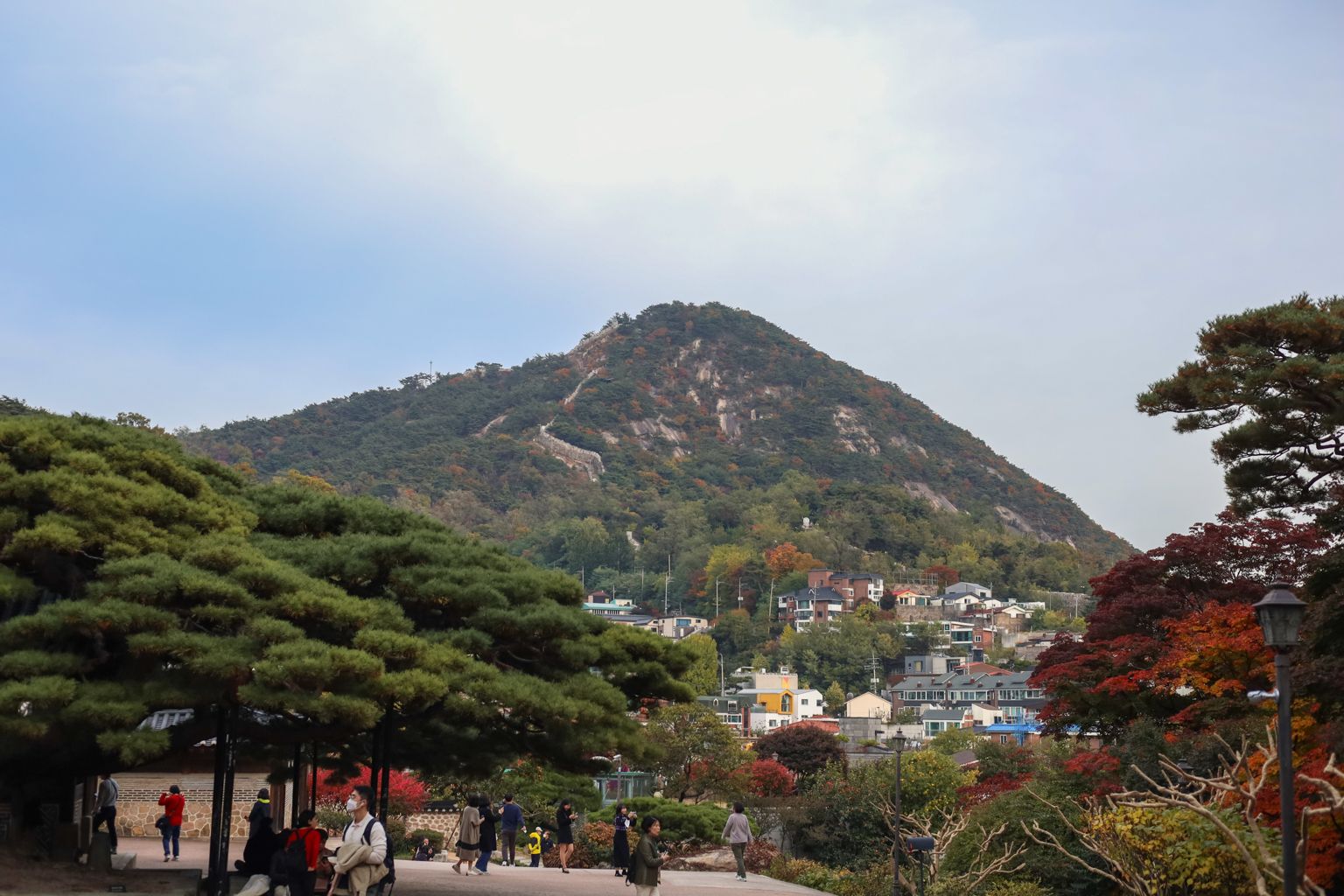 「石坡亭」美術館依傍北漢山，如果踏入深秋時分，連帶北漢山都會一遍泛紅。.jpg