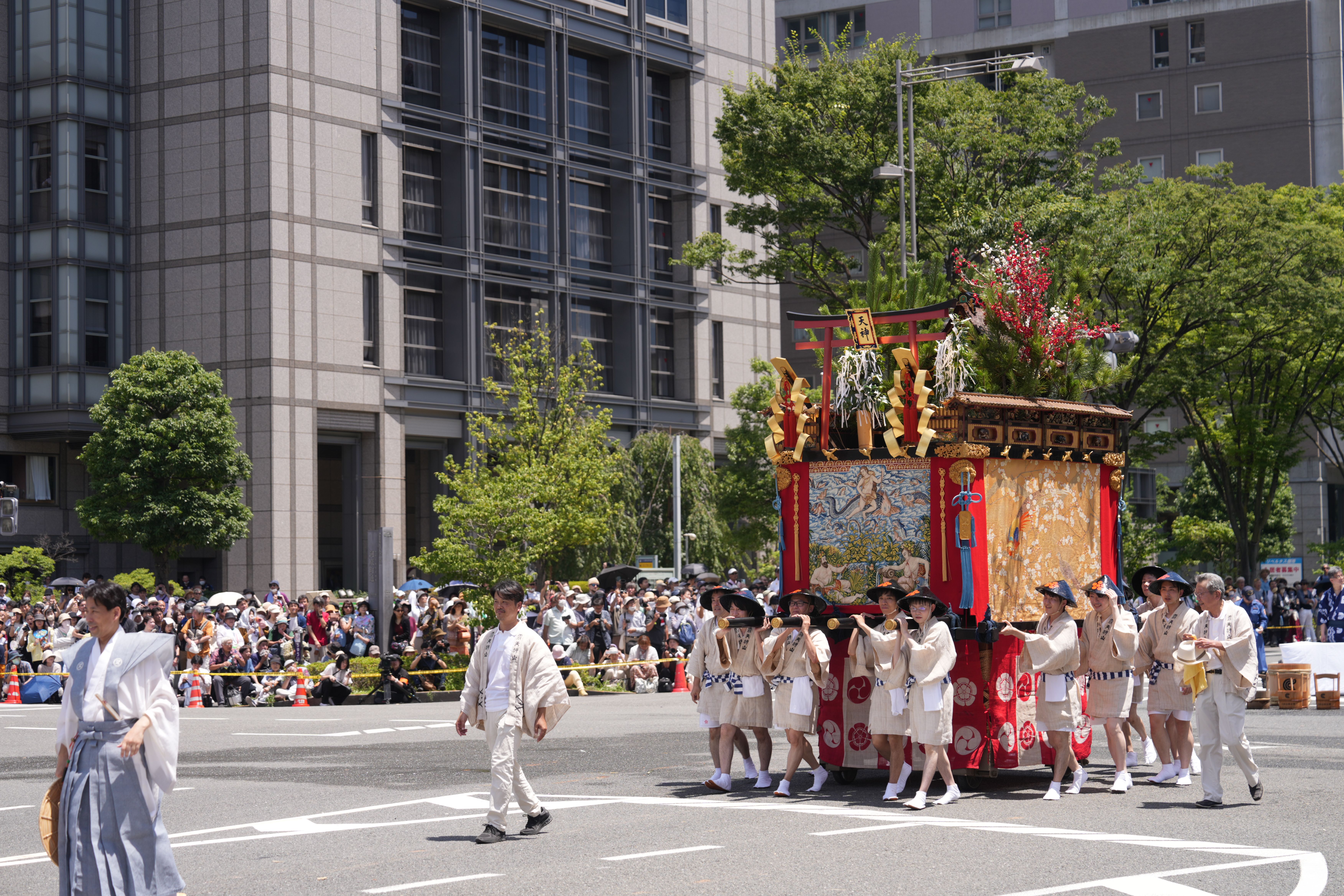 山鉾每年都需要抽籤來決定巡行順序（除長谷鉾、函谷鉾外），每座山鉾分別代表各町、各有典故，圖為霰天神山。.JPG