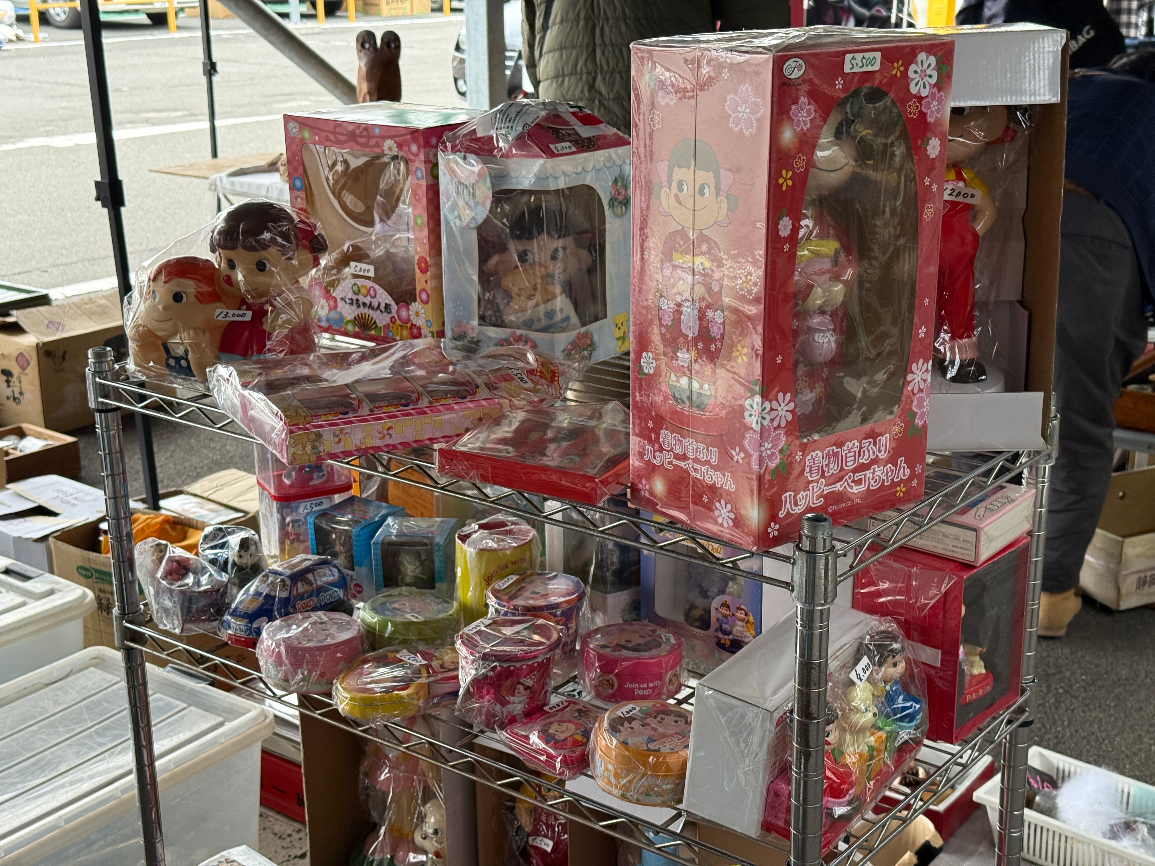 停車場下層的牛奶妹精品.JPG