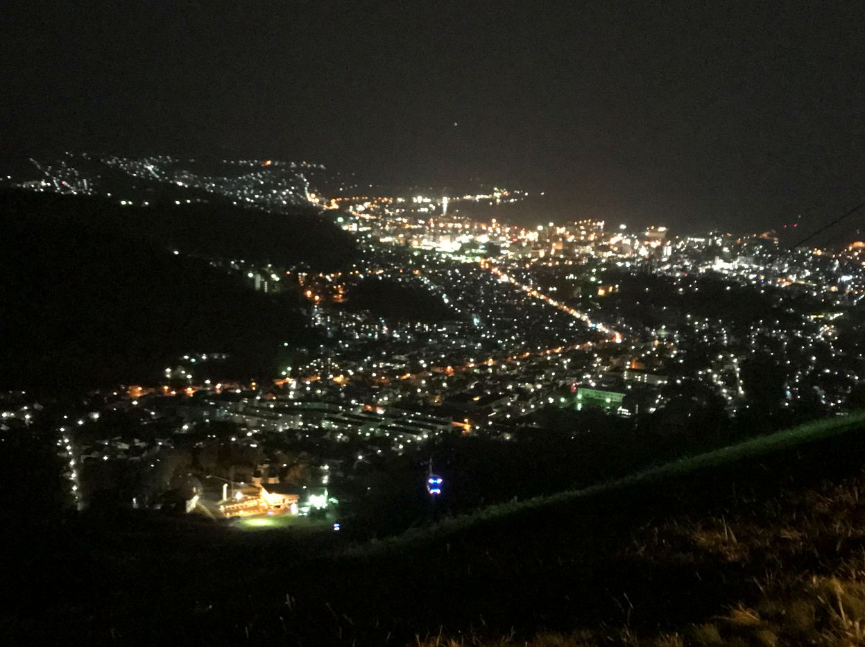 纜車在小樽絕美夜景的襯托下緩緩移動。 拷貝.jpg