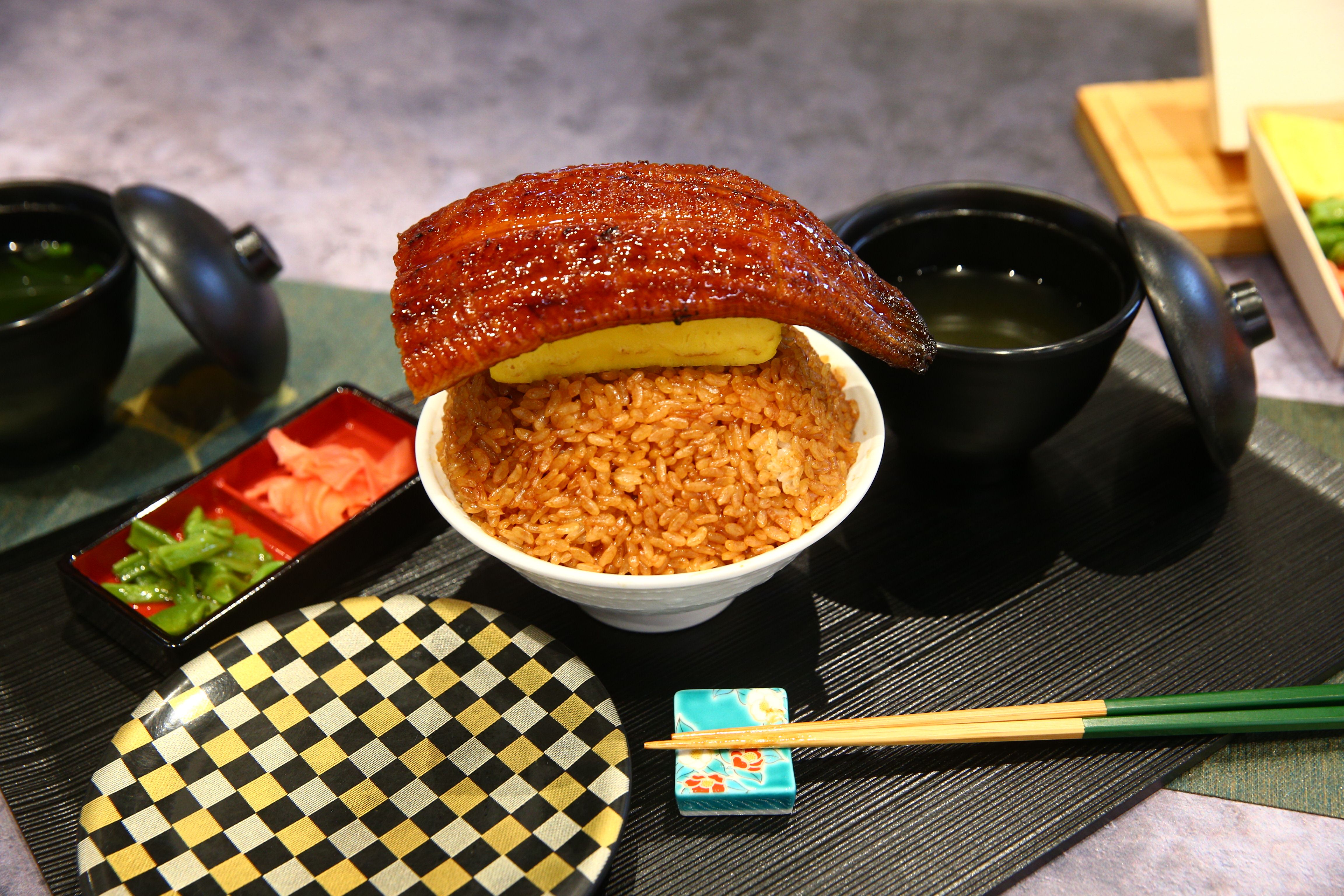 圖說_鰻鰻的鰻魚飯，視覺感相當高聳。.JPG