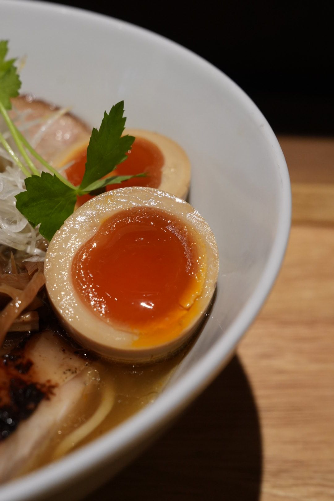 「らぁ麺や 嶋 」拉麵配料豐富，叉燒外還有鮮蝦餛飩、鮮肉餛飩及溏心蛋。 .JPG