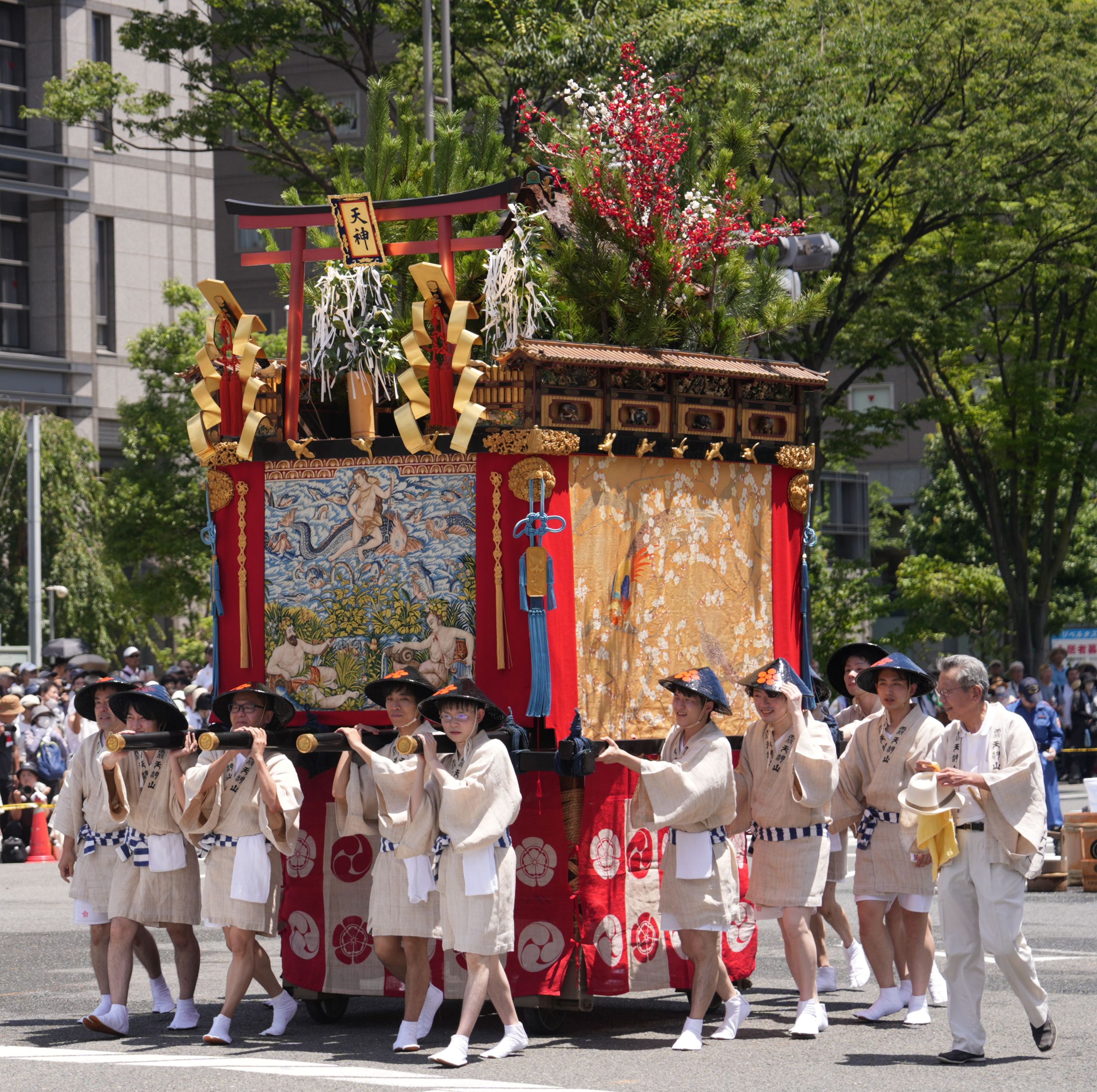 山鉾每年都需要抽籤來決定巡行順序（除長谷鉾、函谷鉾外），每座山鉾分別代表各町、各有典故，圖為霰天神山。.JPG