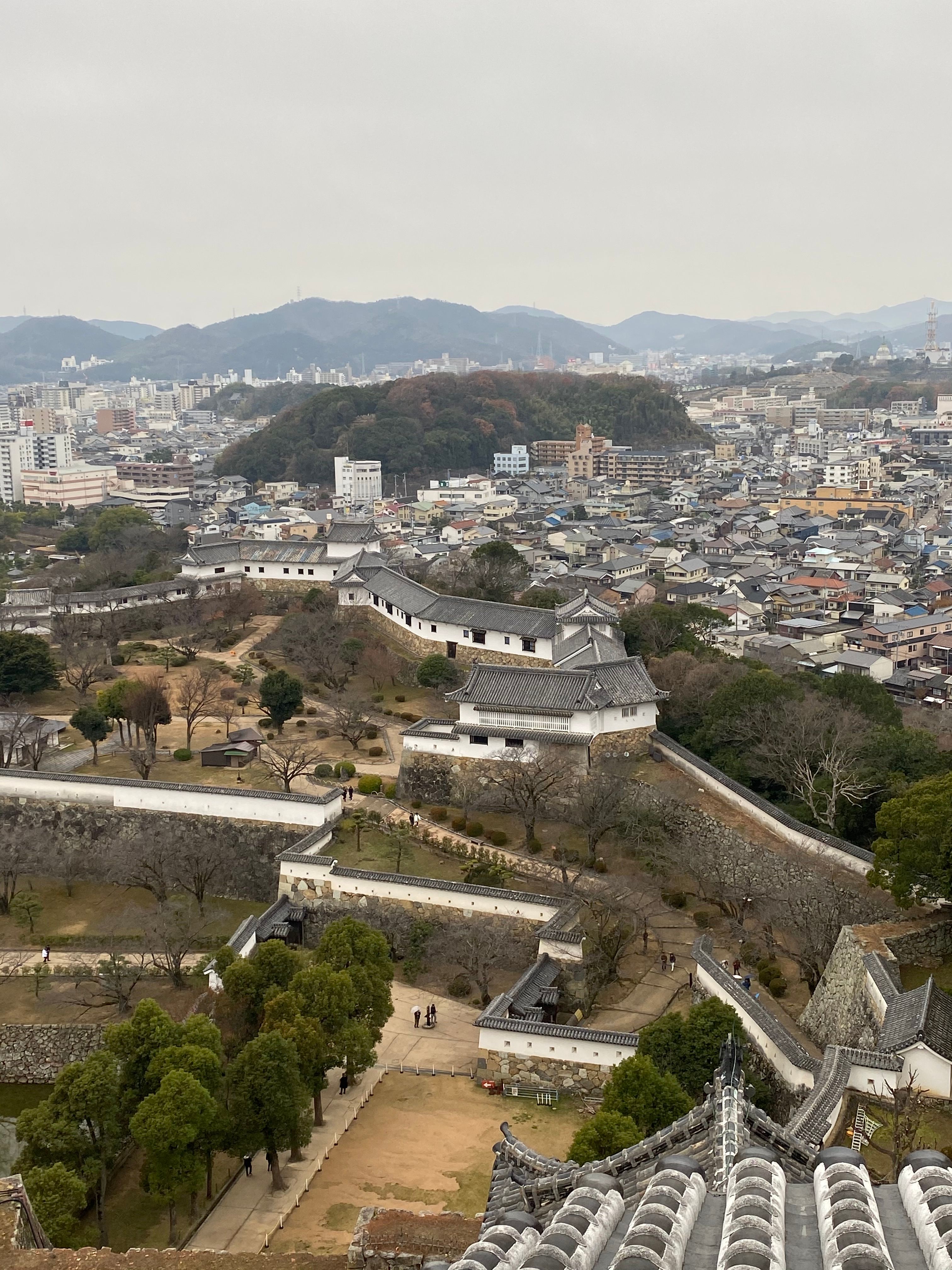 在天守閣可俯瞰西側的「西之丸」,西之丸陳列著歷史文物以及各種歷史物品的復刻品,漫步西之丸,踏入長長的走廊,就好像進入時光隧道。.jpg