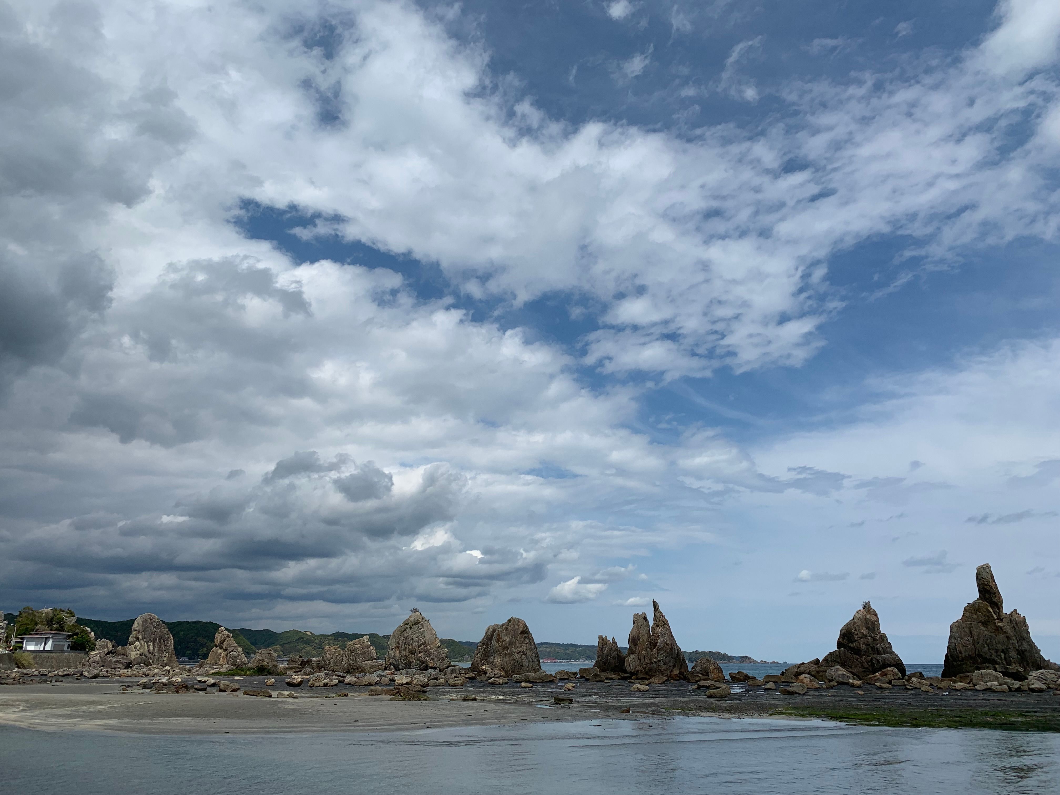 相傳橋杭岩是弘法大師未能在限期前建好的大橋遺址。.jpg