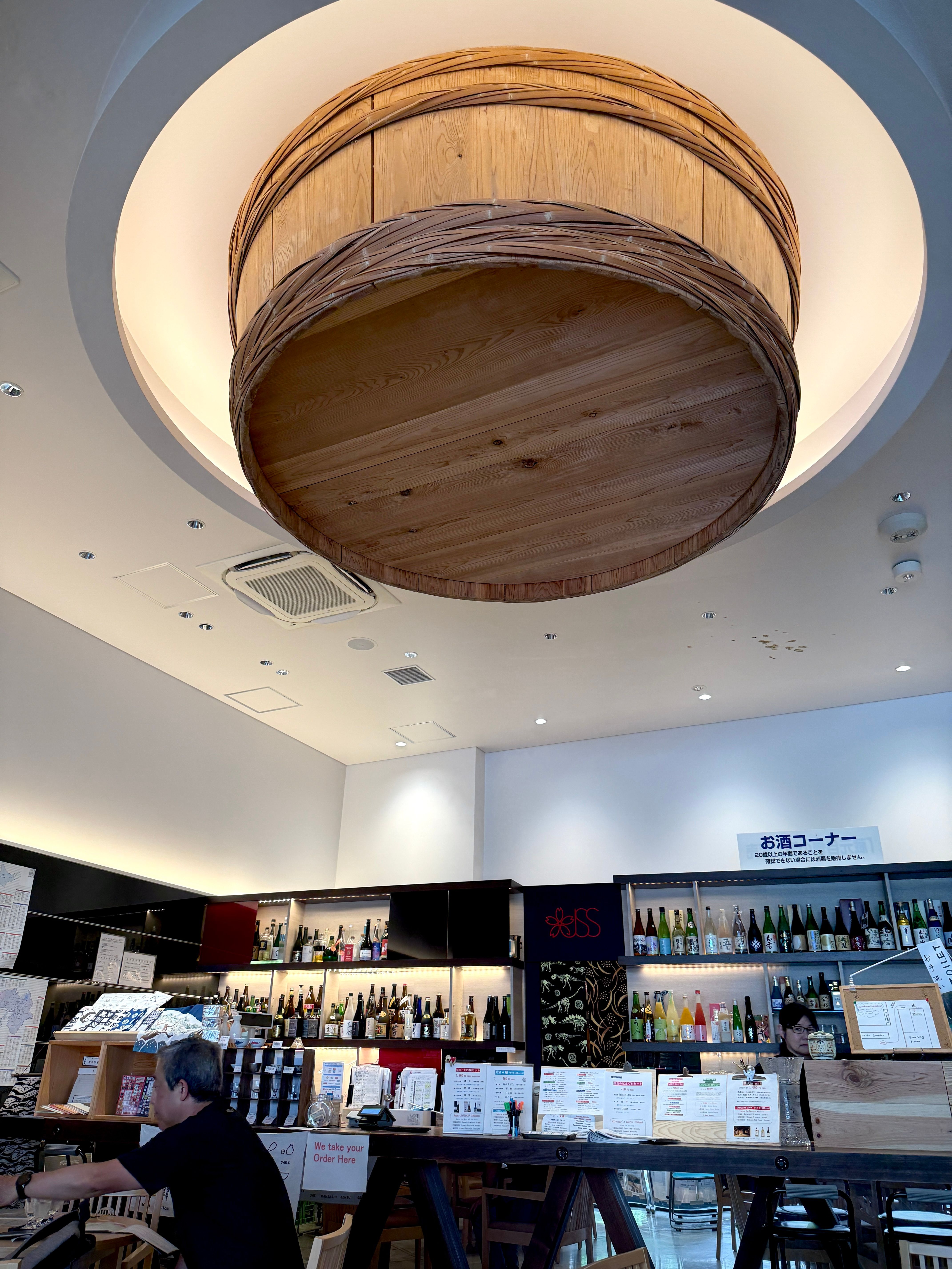 館內天花板上以巨型木桶壓場.jpg