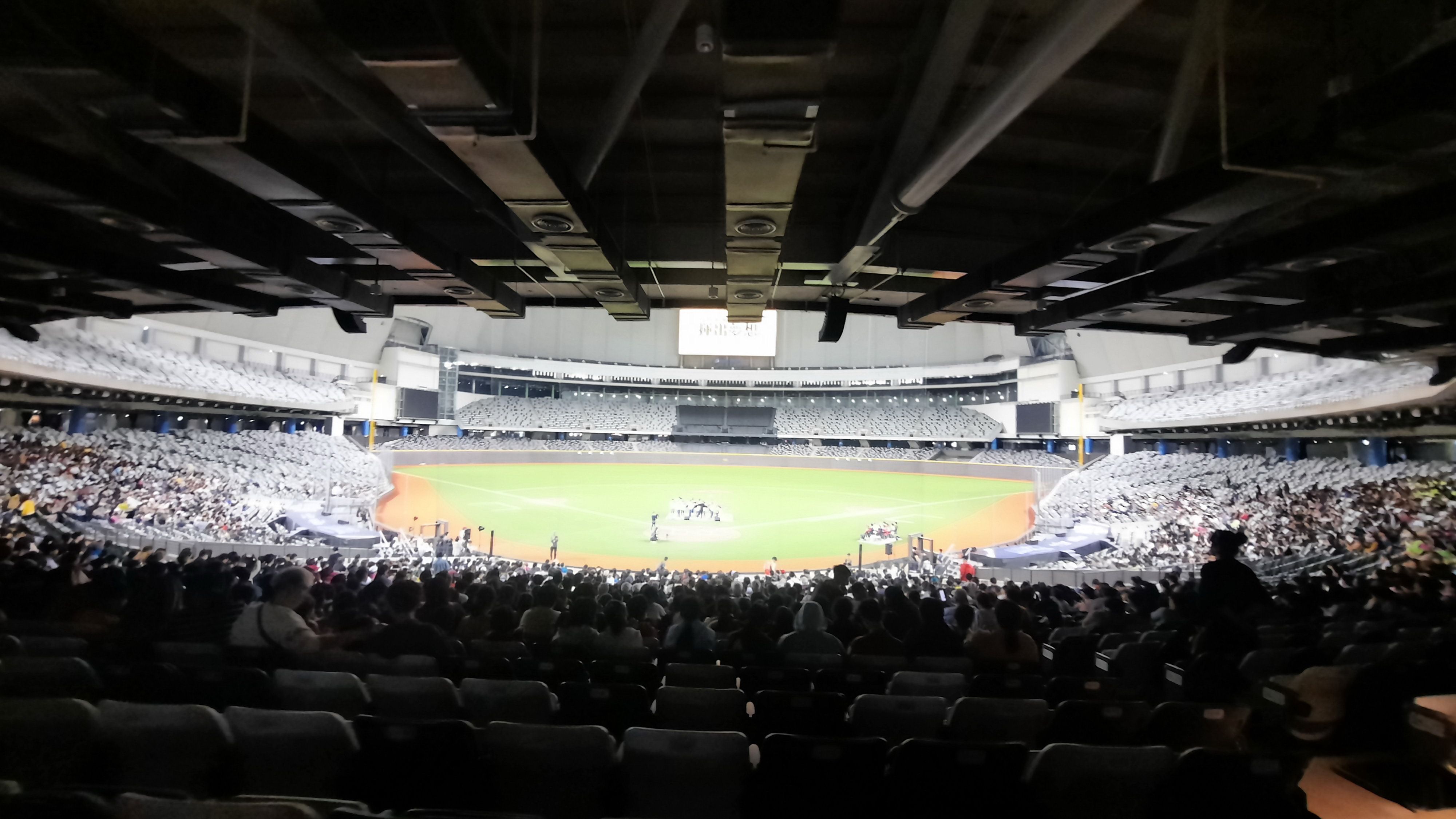 台北大巨蛋本壘板後方的內野座位區.jpg