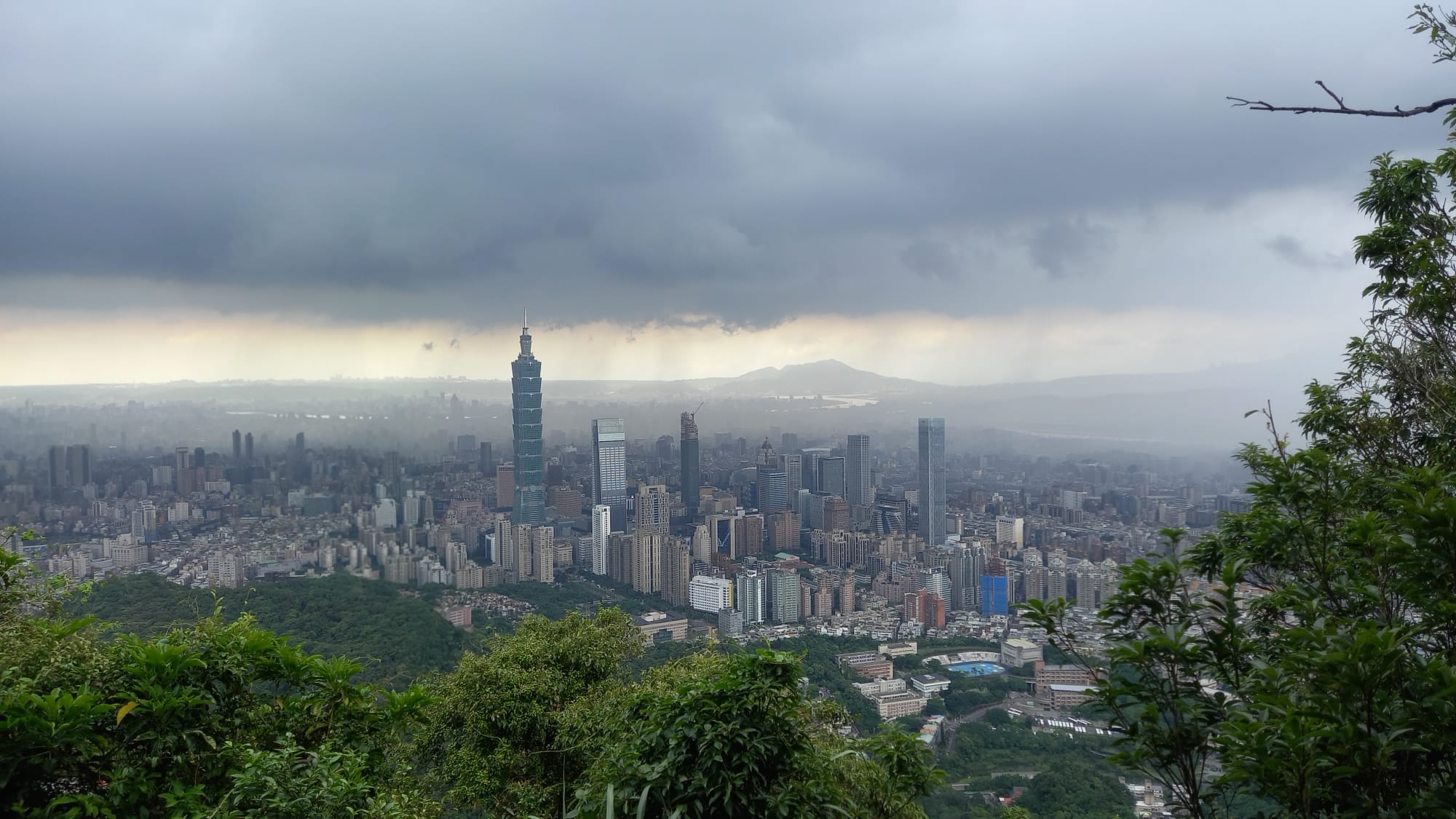 站在九五峰上，台北市風光一覽無遺，遠方的關渡和基隆河依稀可見。jpeg.jpg