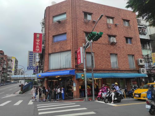 圖說22_曾家豆漿傍晚5點一開門就在排隊了,20分鐘左右可排到。.jpg